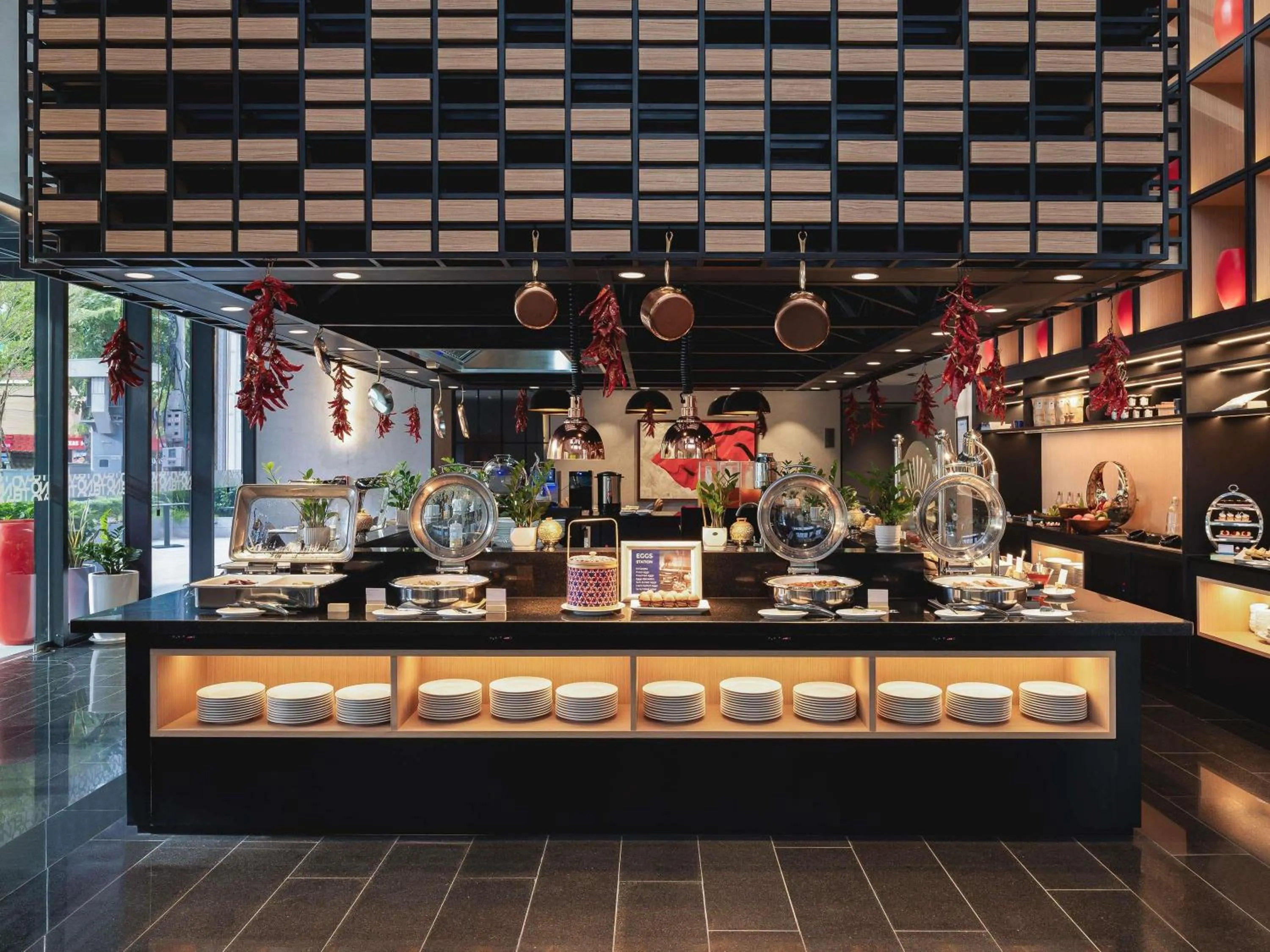 Restaurant/places to eat in Novotel Phnom Penh BKK 1