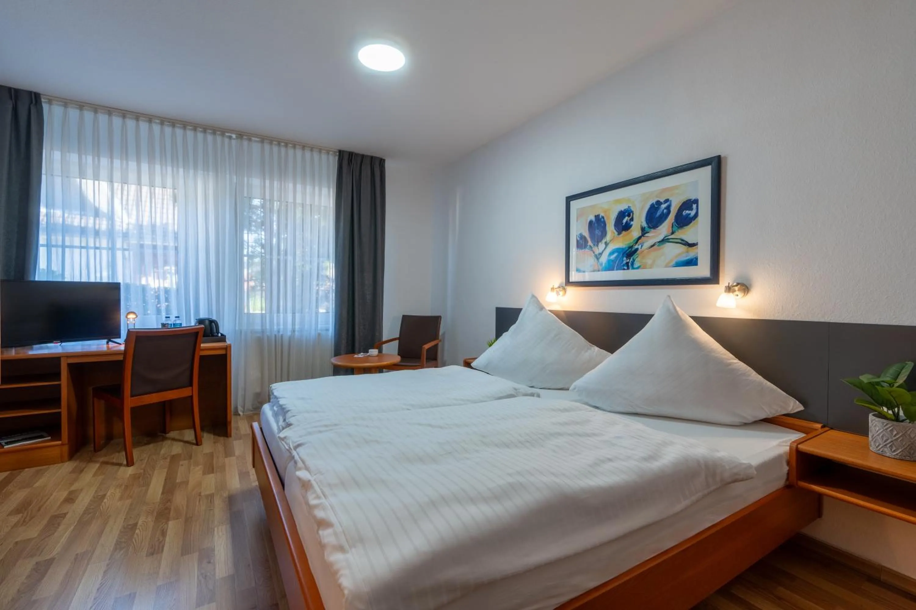 Photo of the whole room, Bed in Landhotel Elkemann