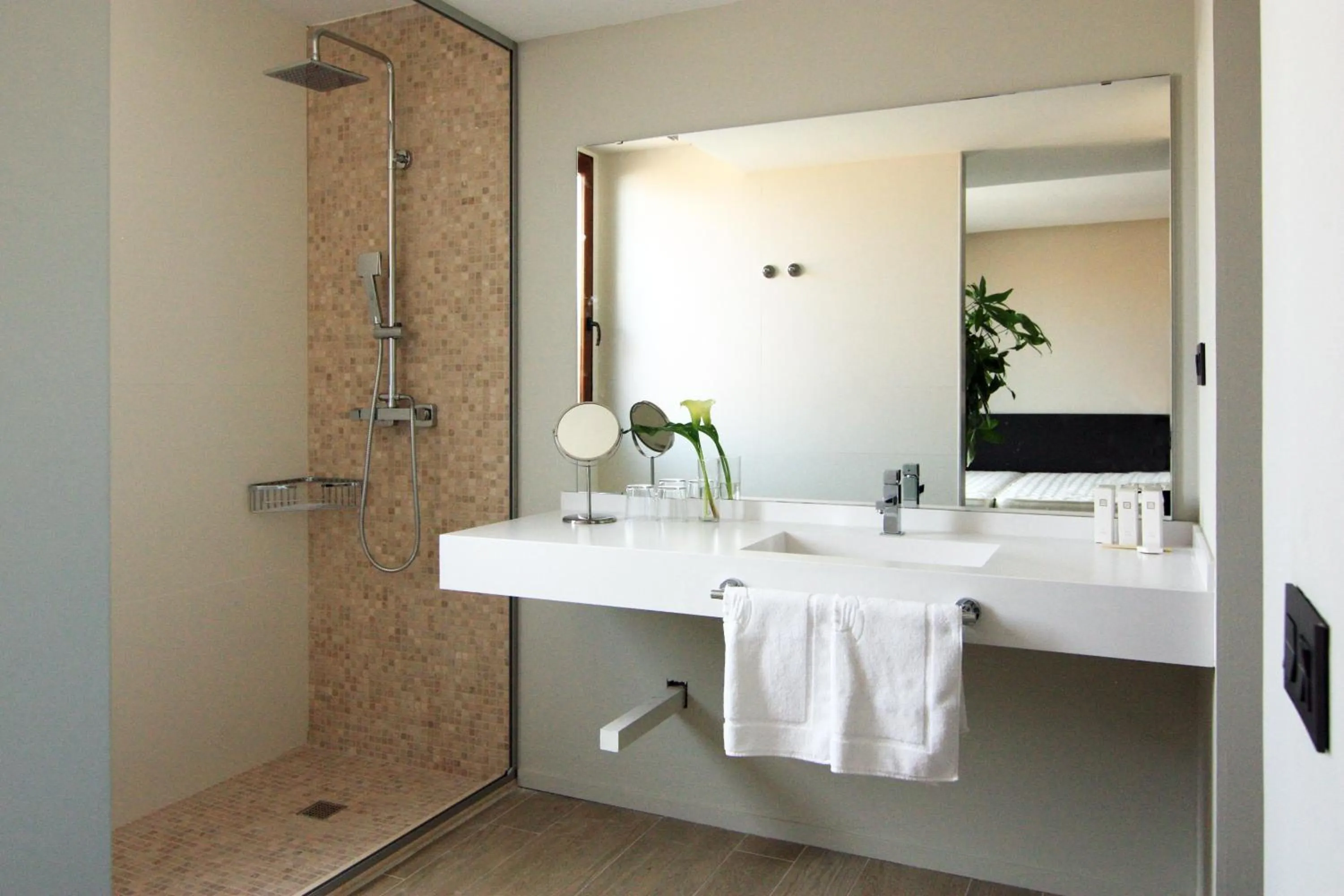 Shower in Hotel Raval de la Mar