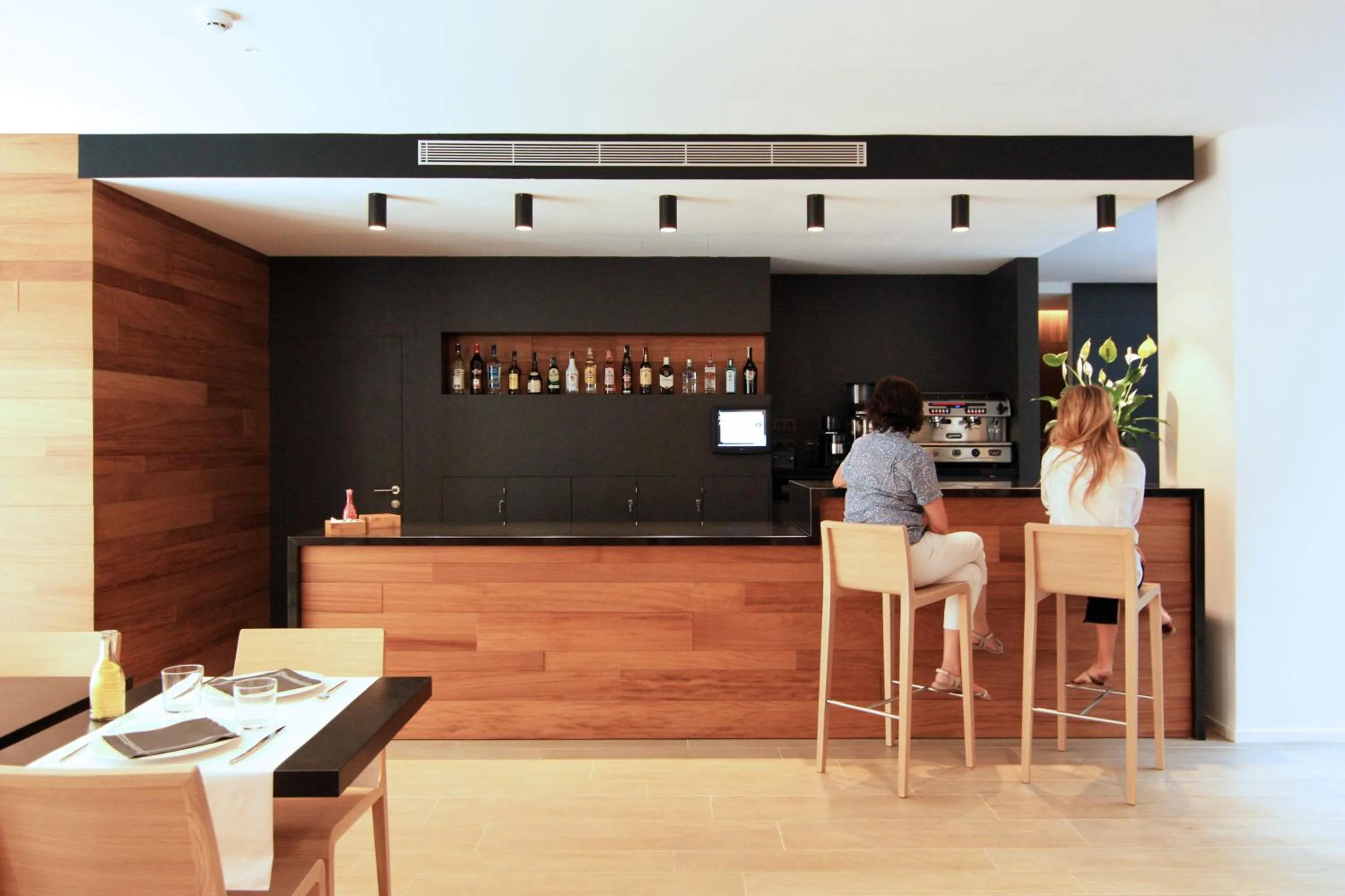 Lounge or bar in Hotel Raval de la Mar