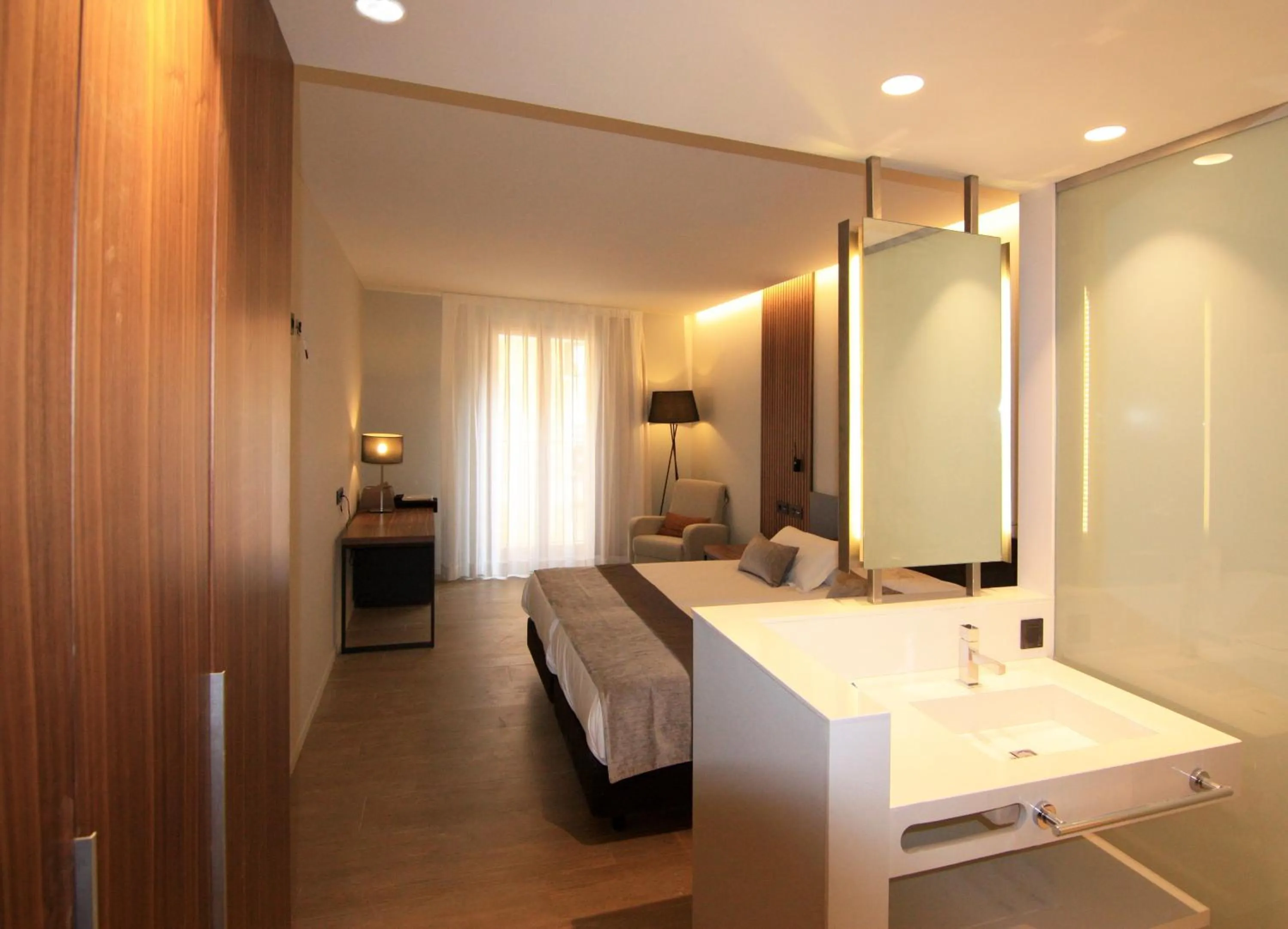Bathroom, Bed in Hotel Raval de la Mar