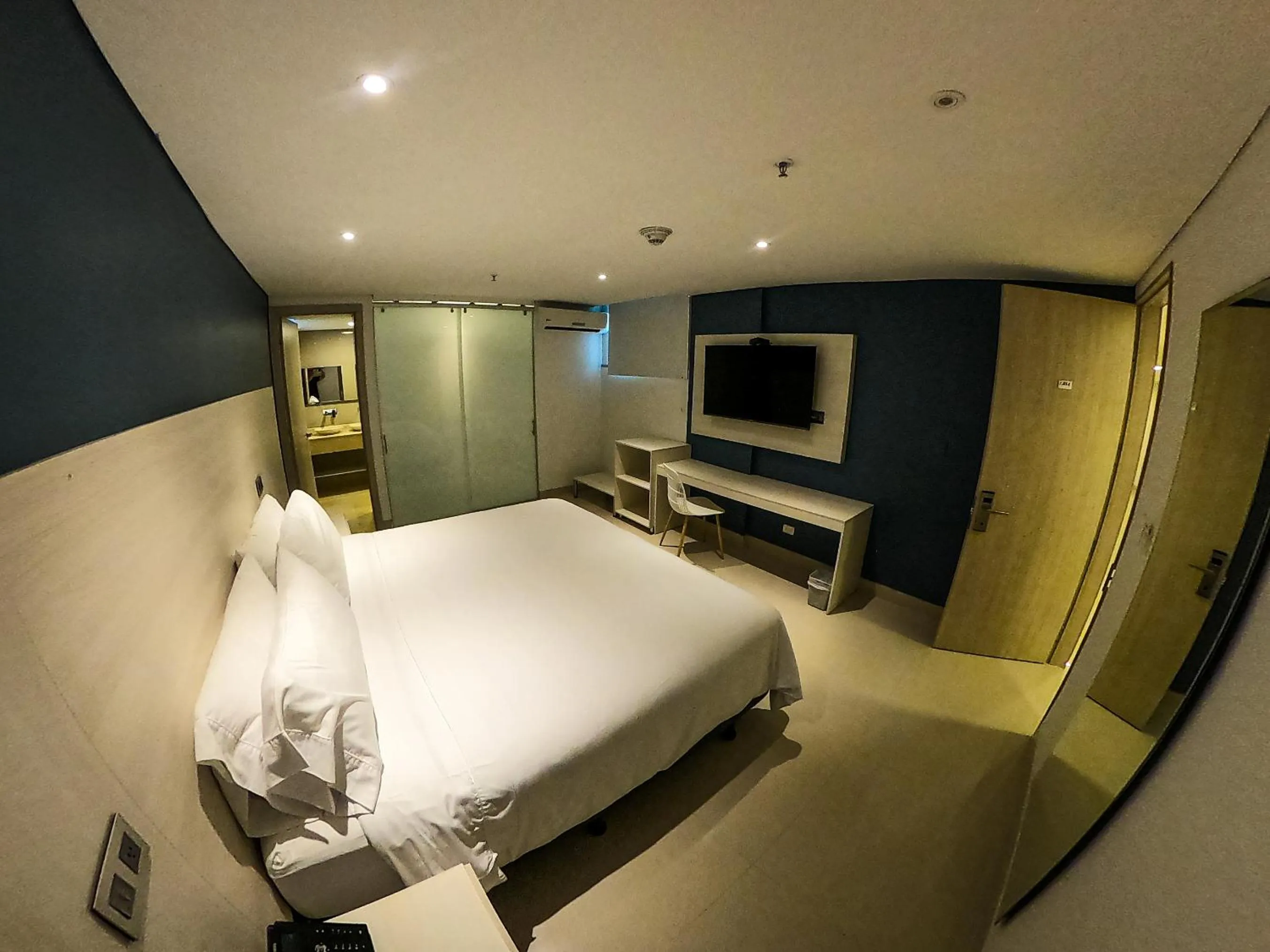 Communal lounge/ TV room, Bed in HOTEL MANZUR