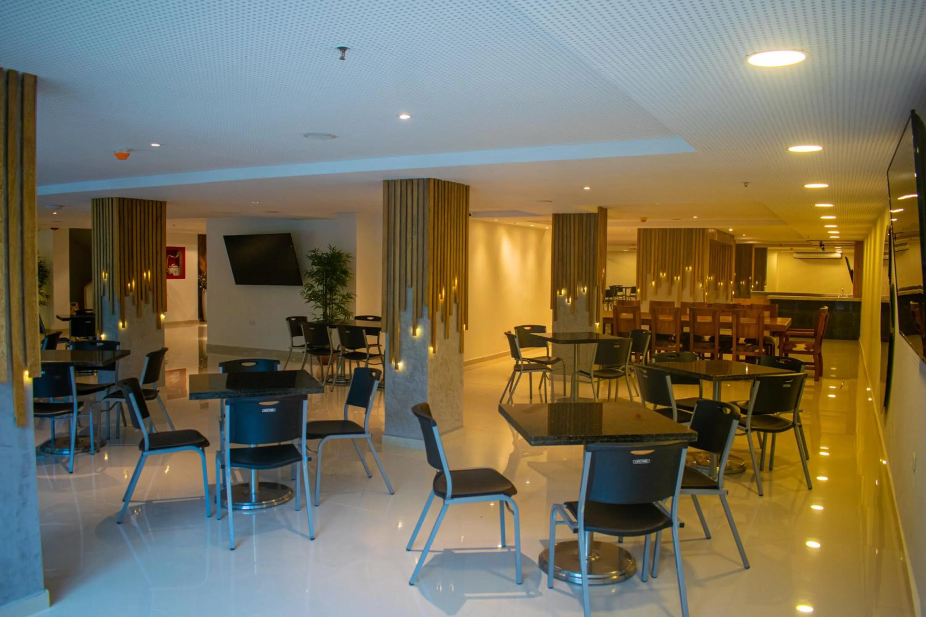 Restaurant/places to eat in HOTEL MANZUR