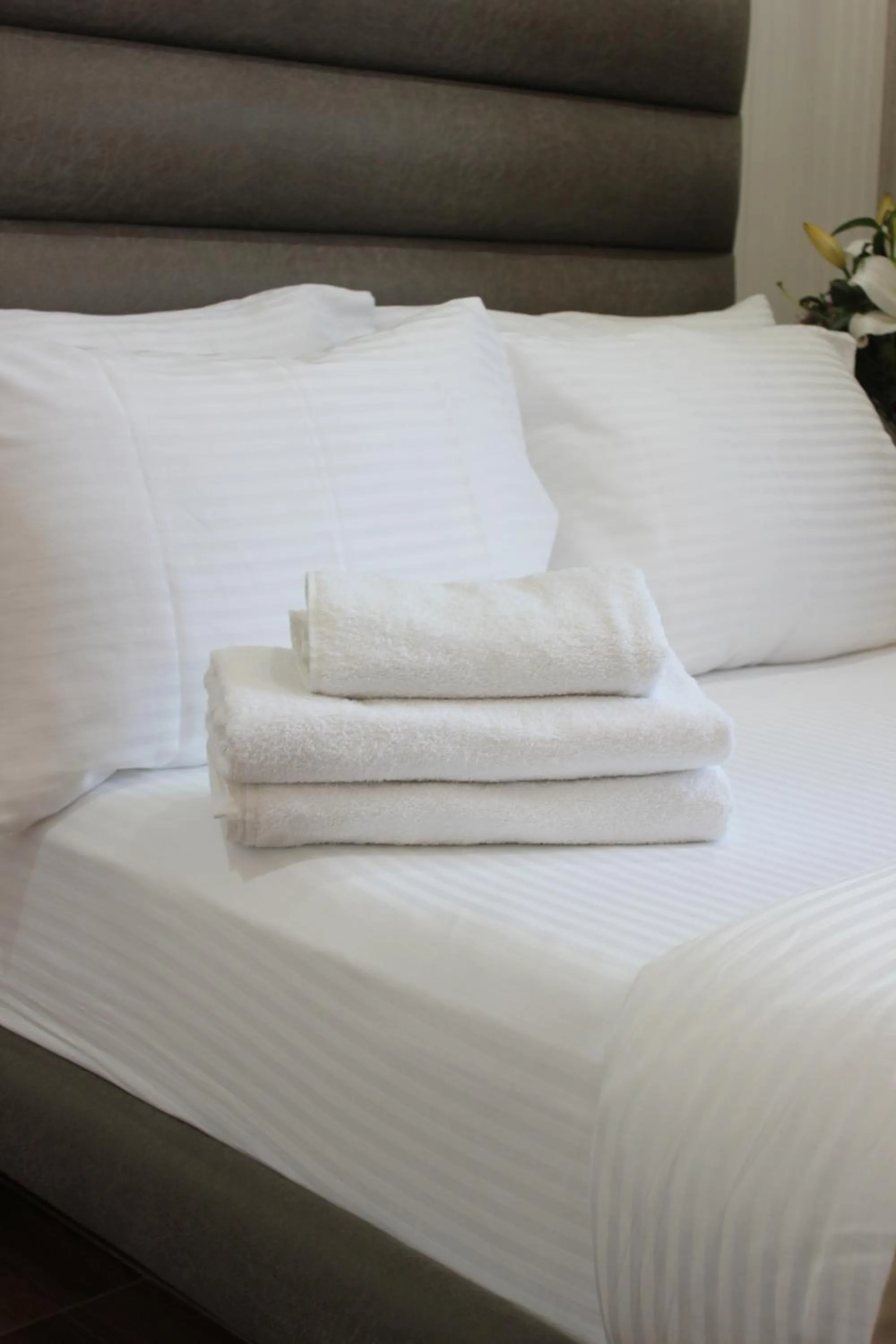 Bed in Dem Premium Hotel - Round Trip Airport Service - Istanbul International Airport