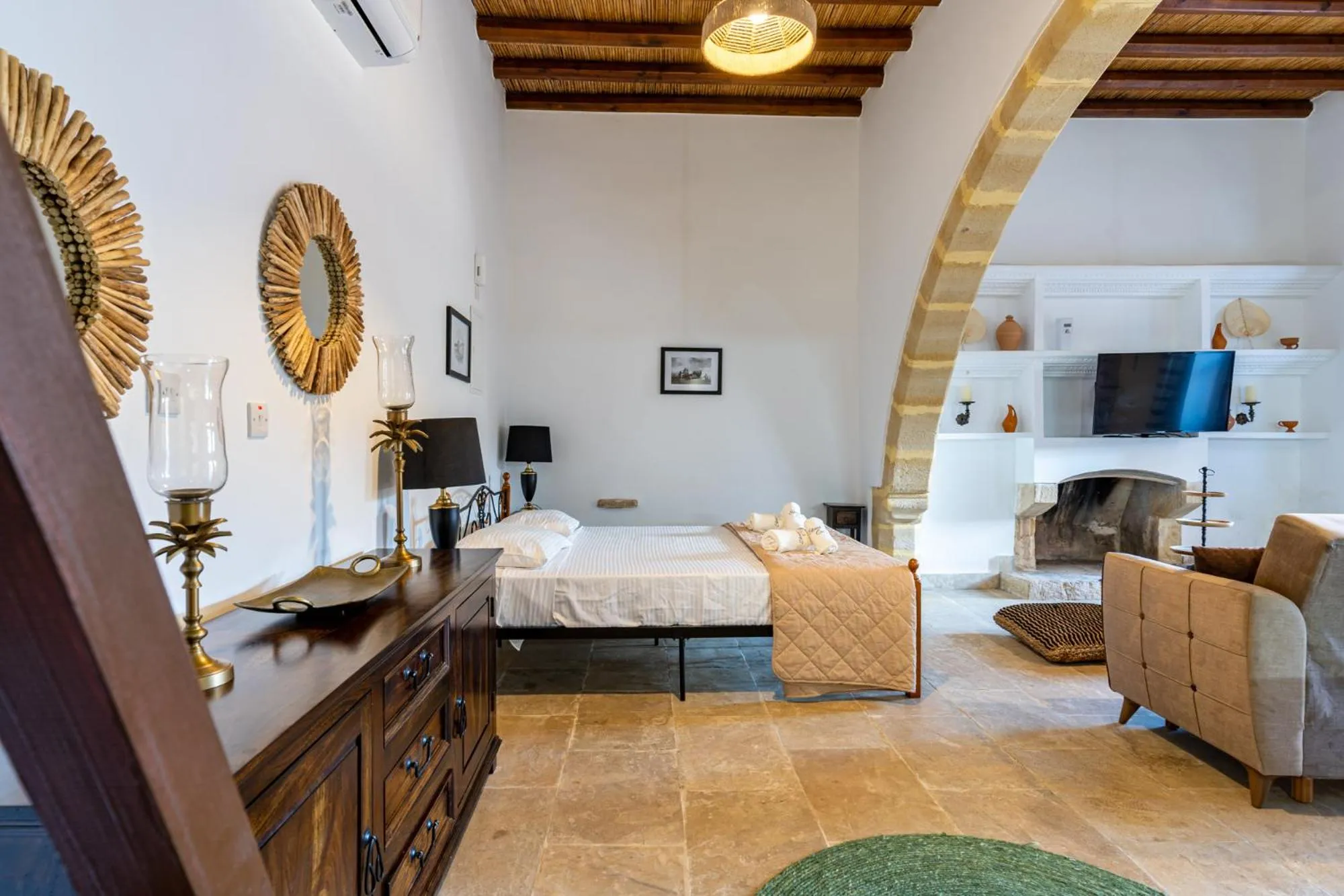 TV and multimedia, Bed in Stone Court Boutique Studios