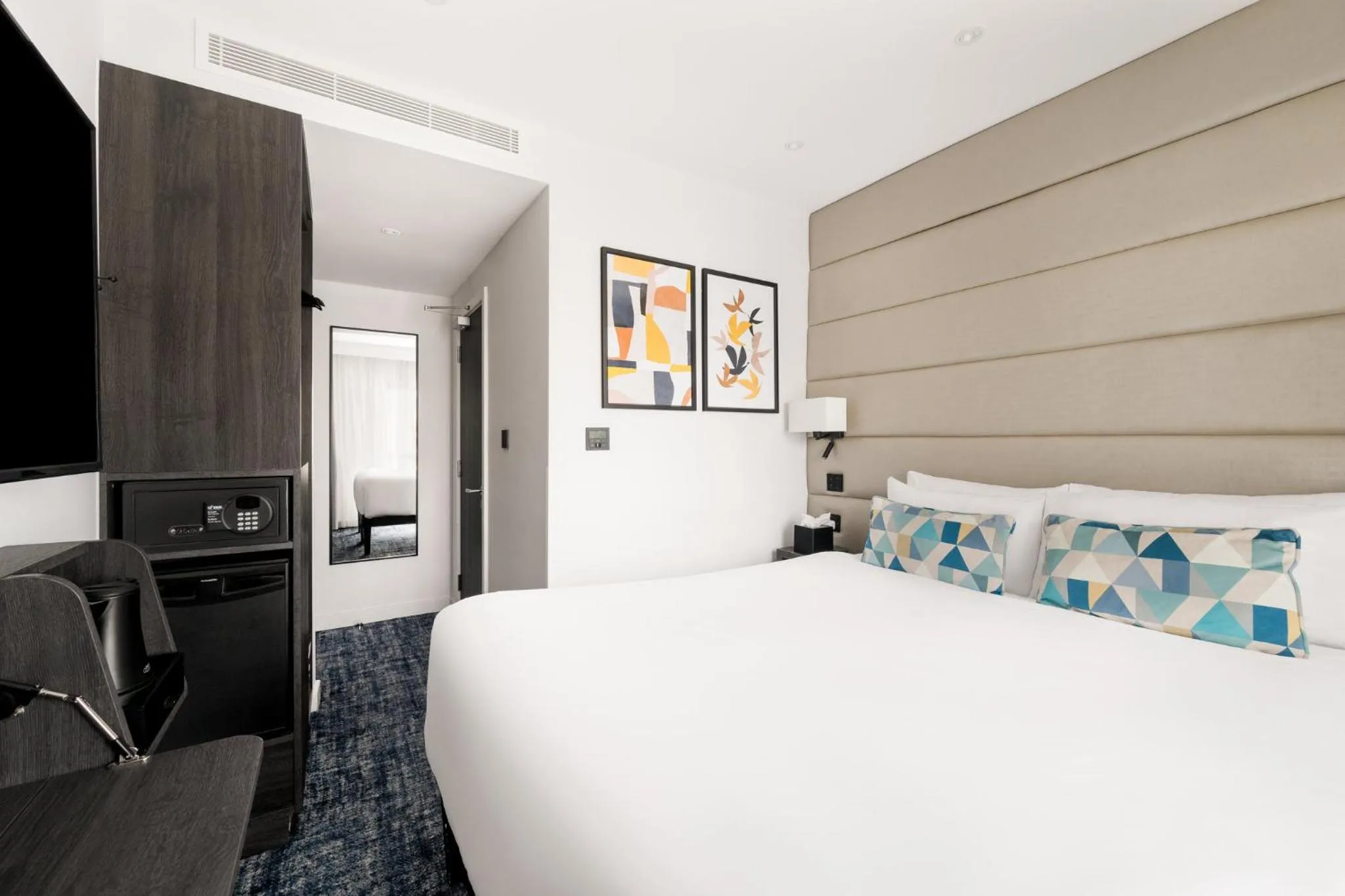 Photo of the whole room, Bed in voco London Marylebone by IHG