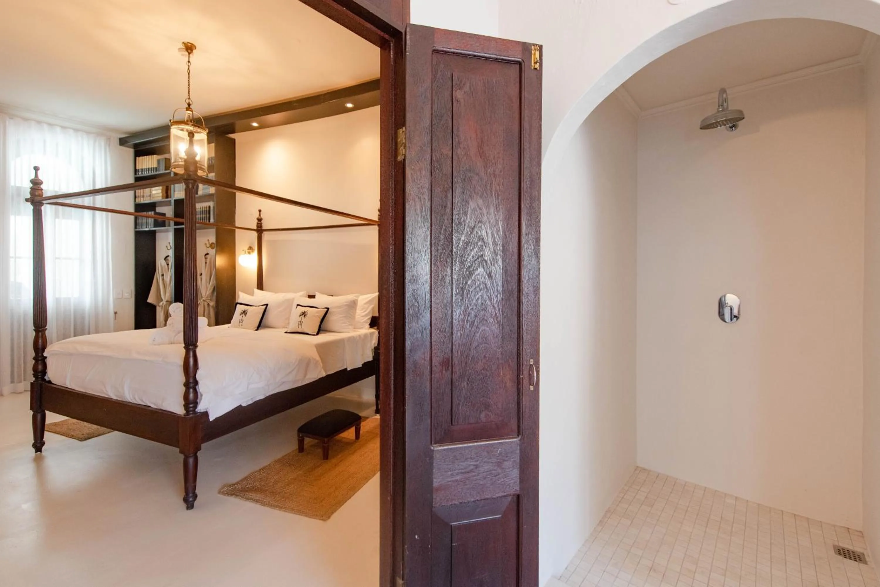 Shower, Bed in The Ivory Haus