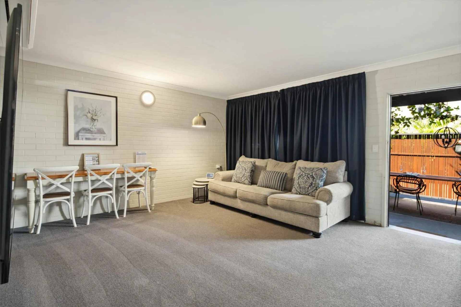 Living room in 549 Apartments