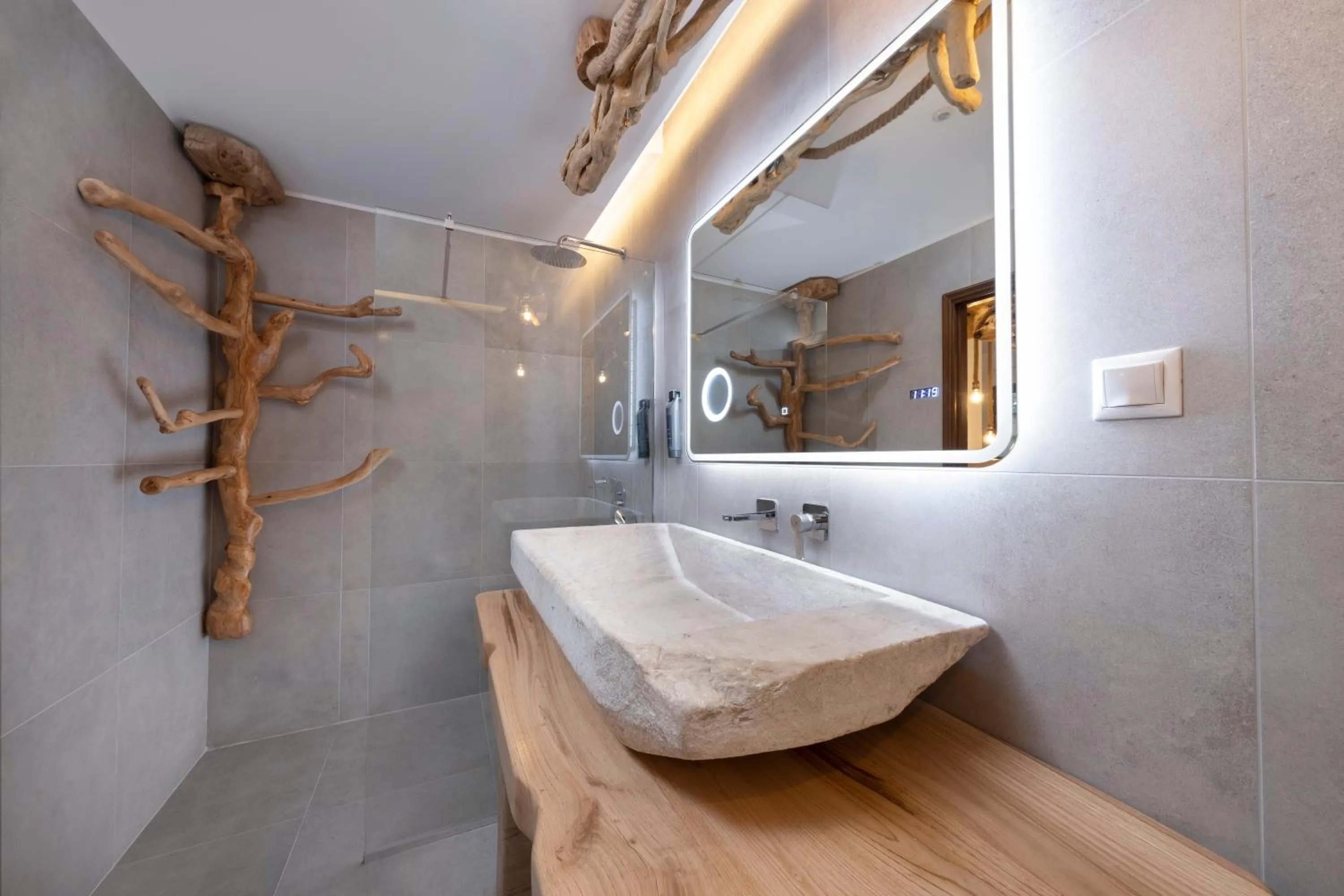 Shower in Palios Stathmos