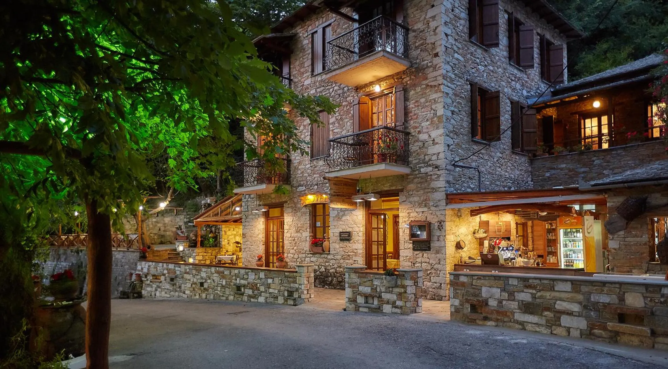 Restaurant/places to eat in Palios Stathmos