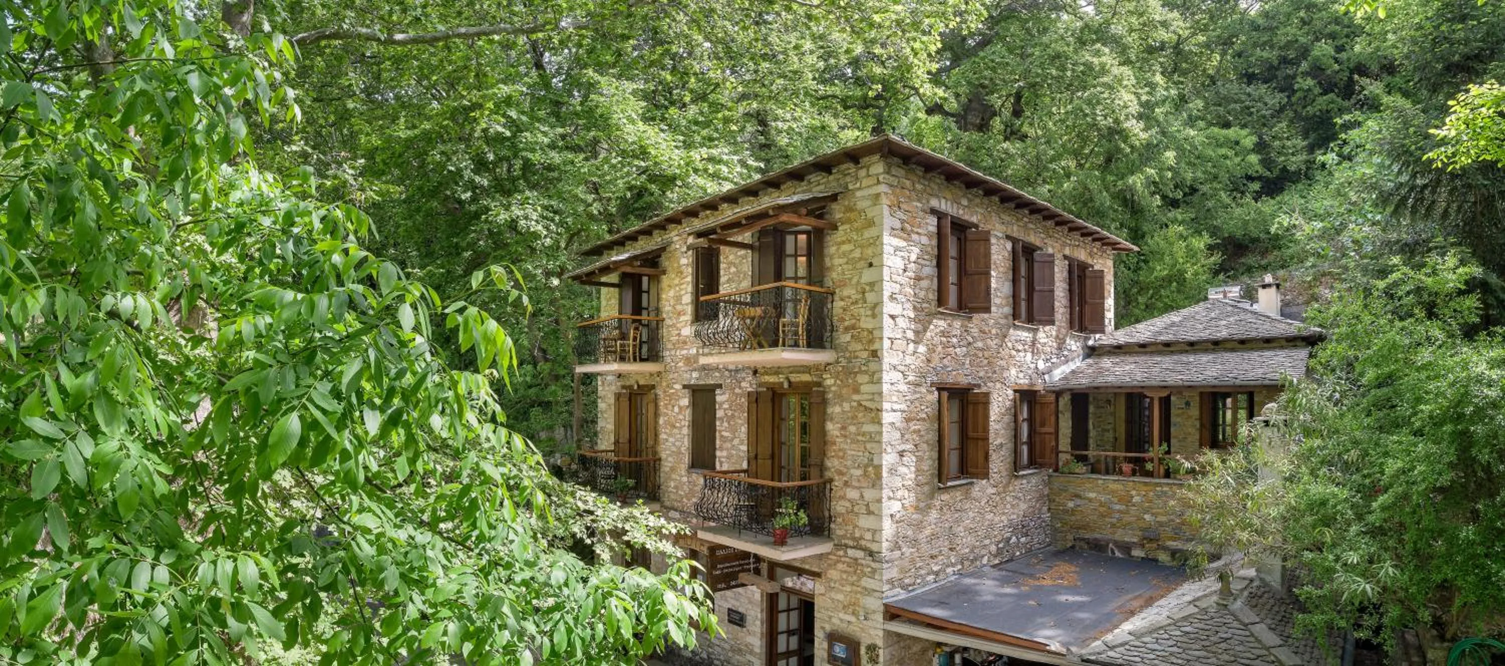 Property building in Palios Stathmos