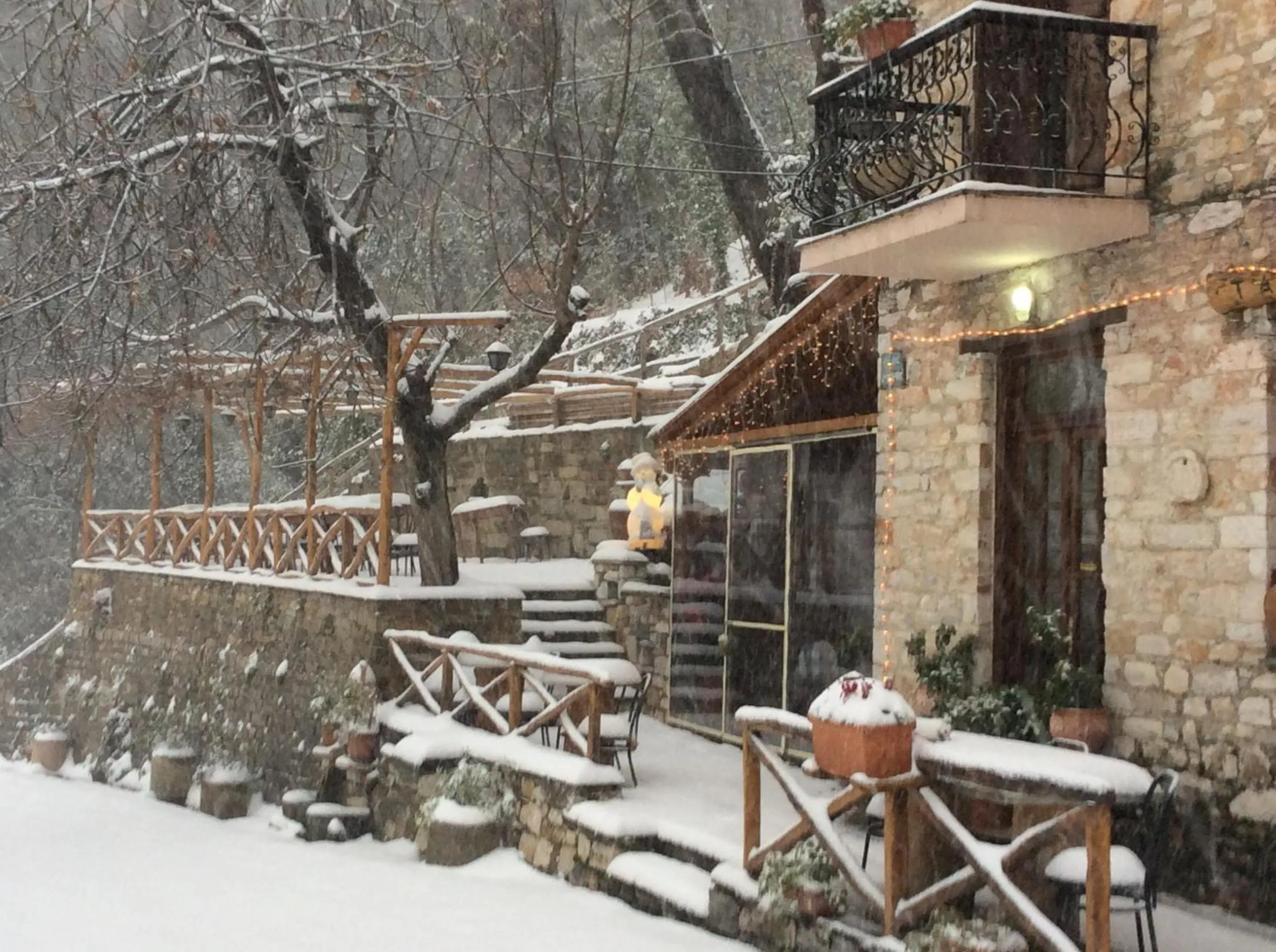 Property building in Palios Stathmos