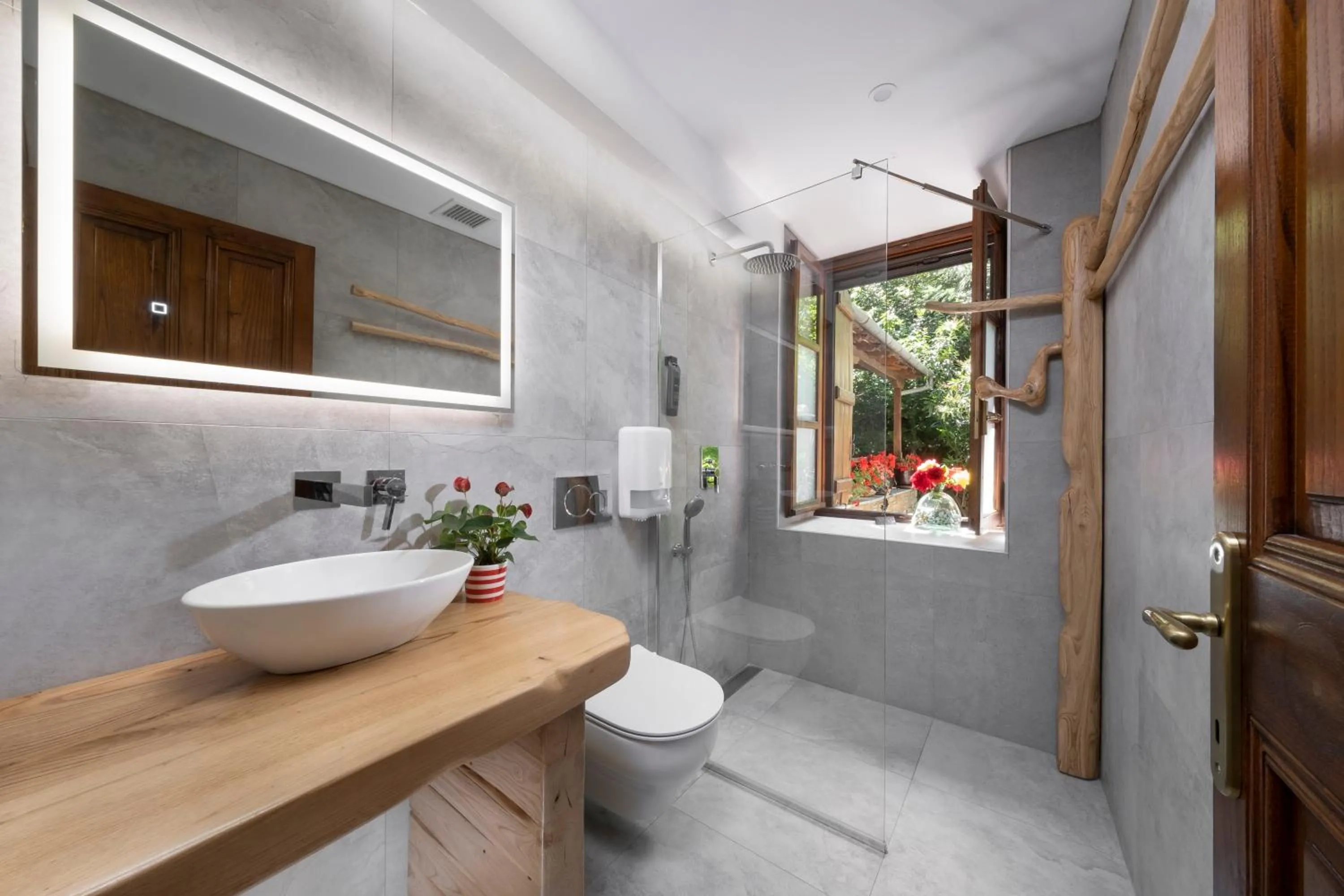 Shower in Palios Stathmos