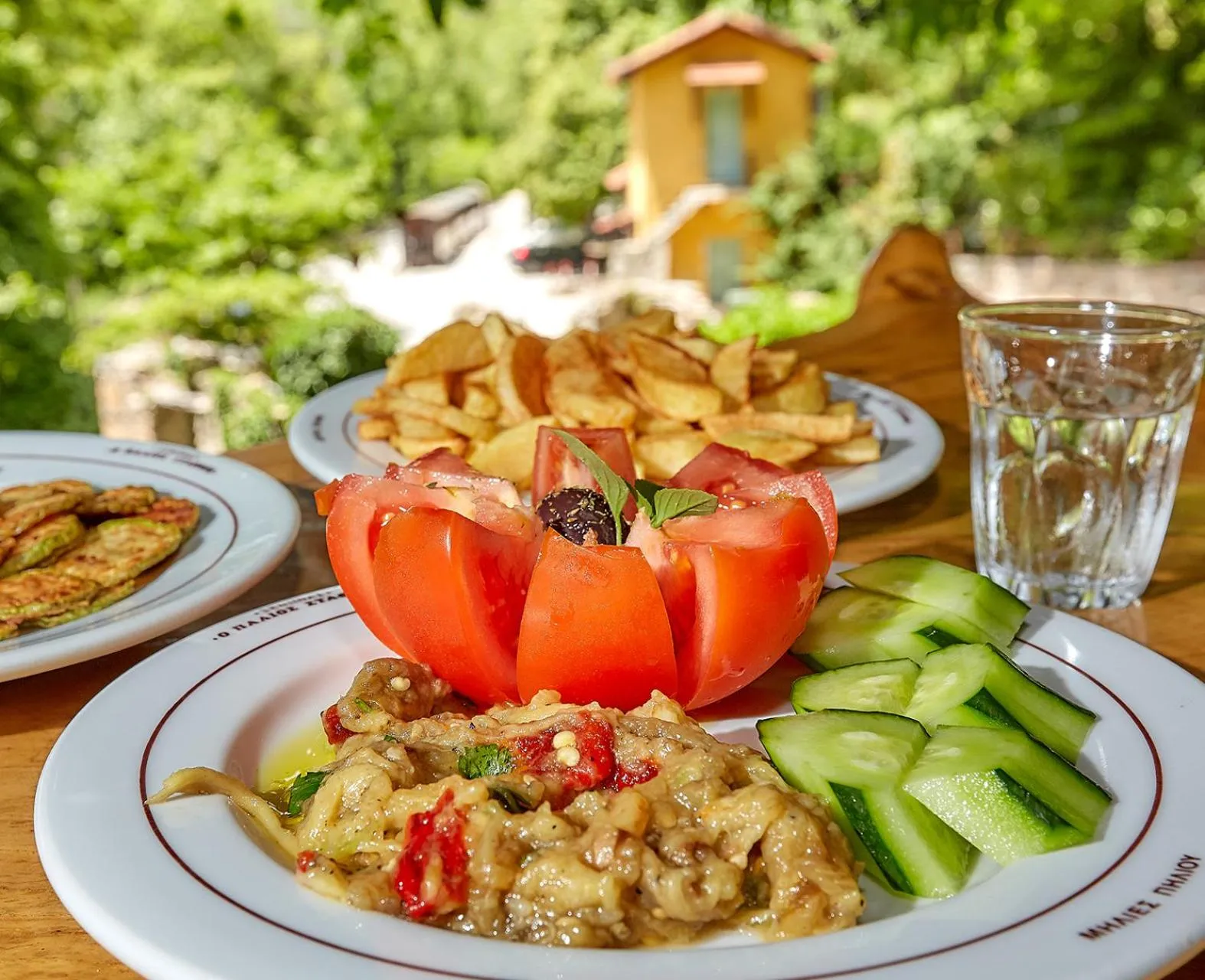 Food and drinks in Palios Stathmos