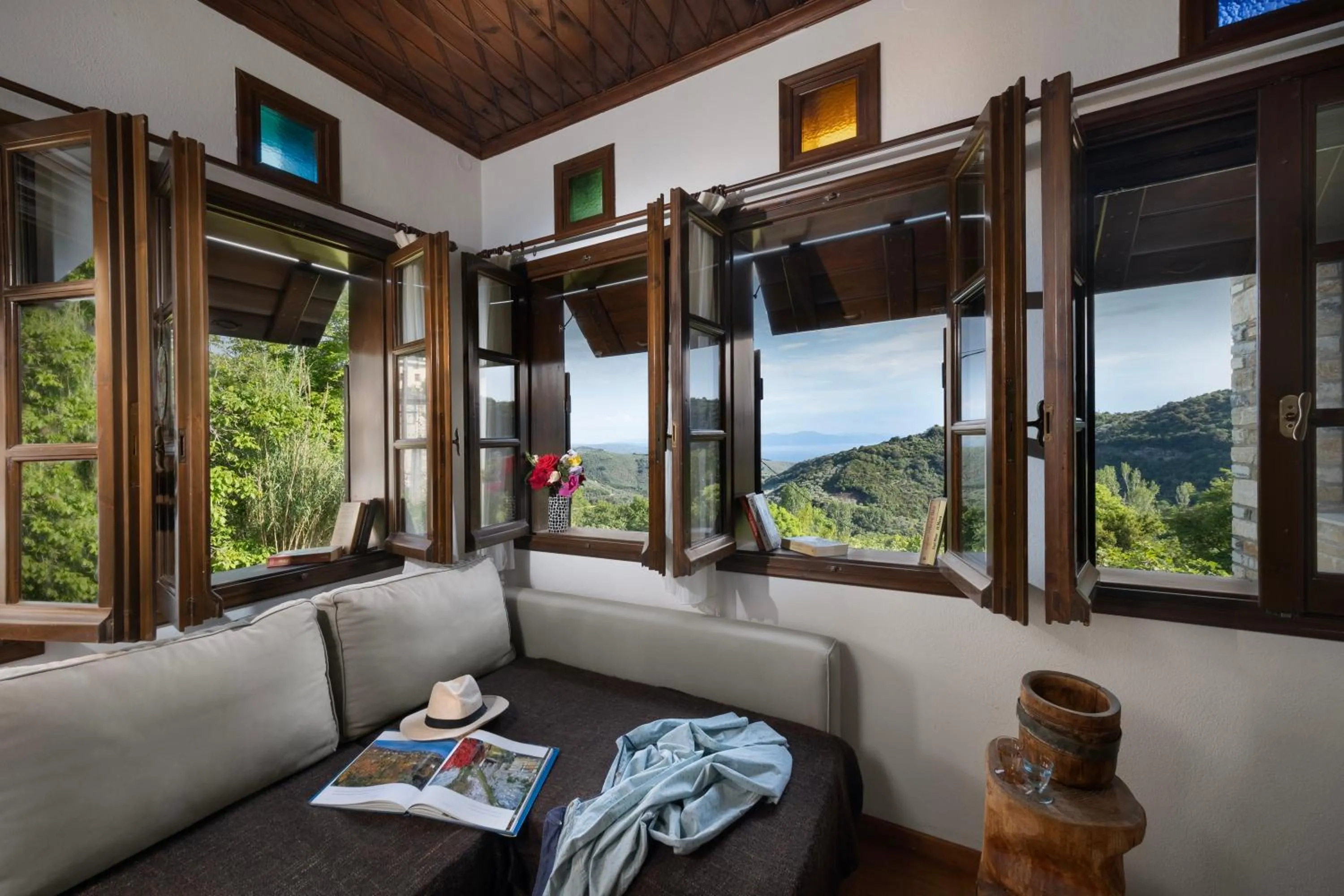 Seating area in Palios Stathmos