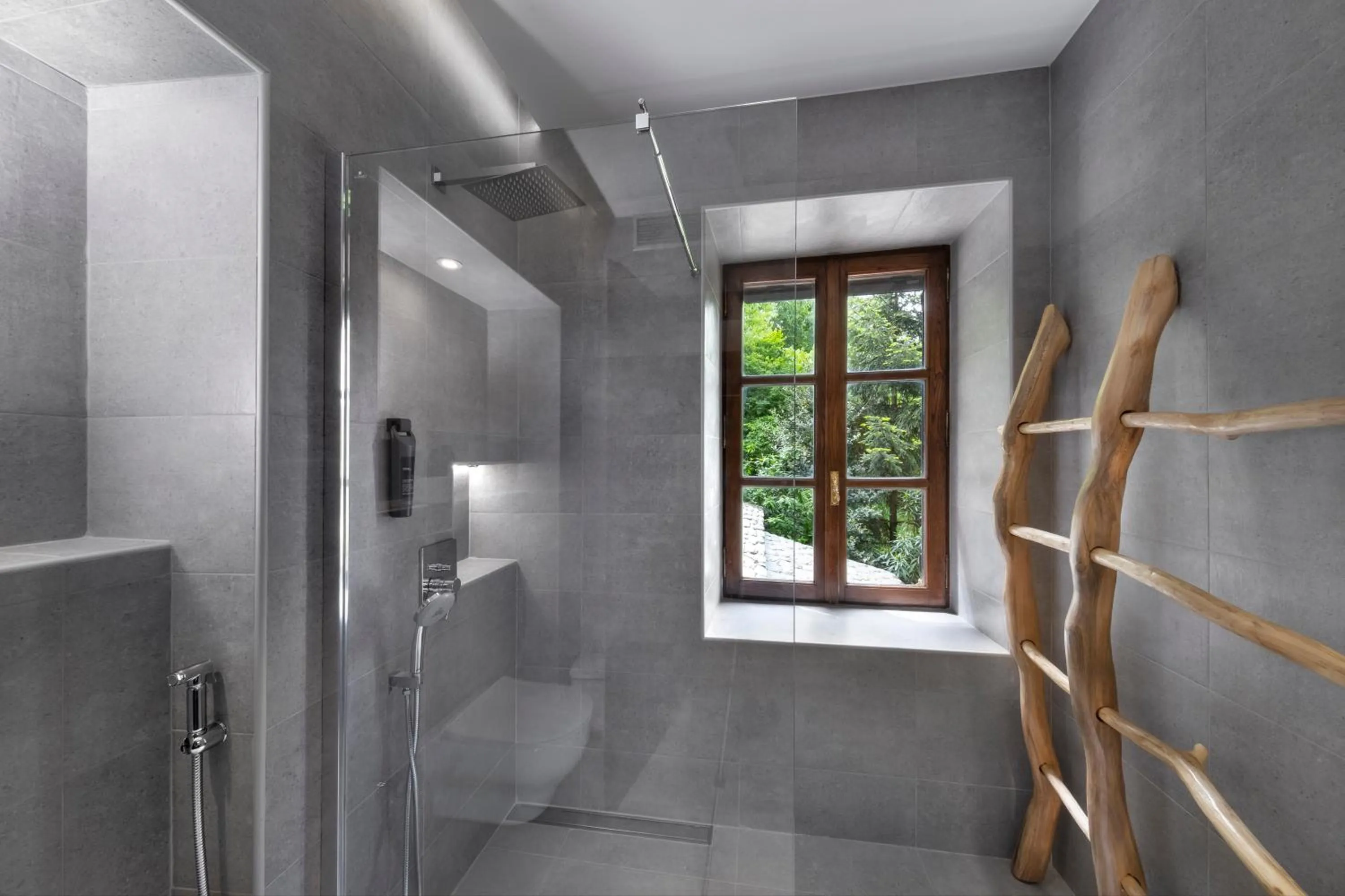 Shower in Palios Stathmos