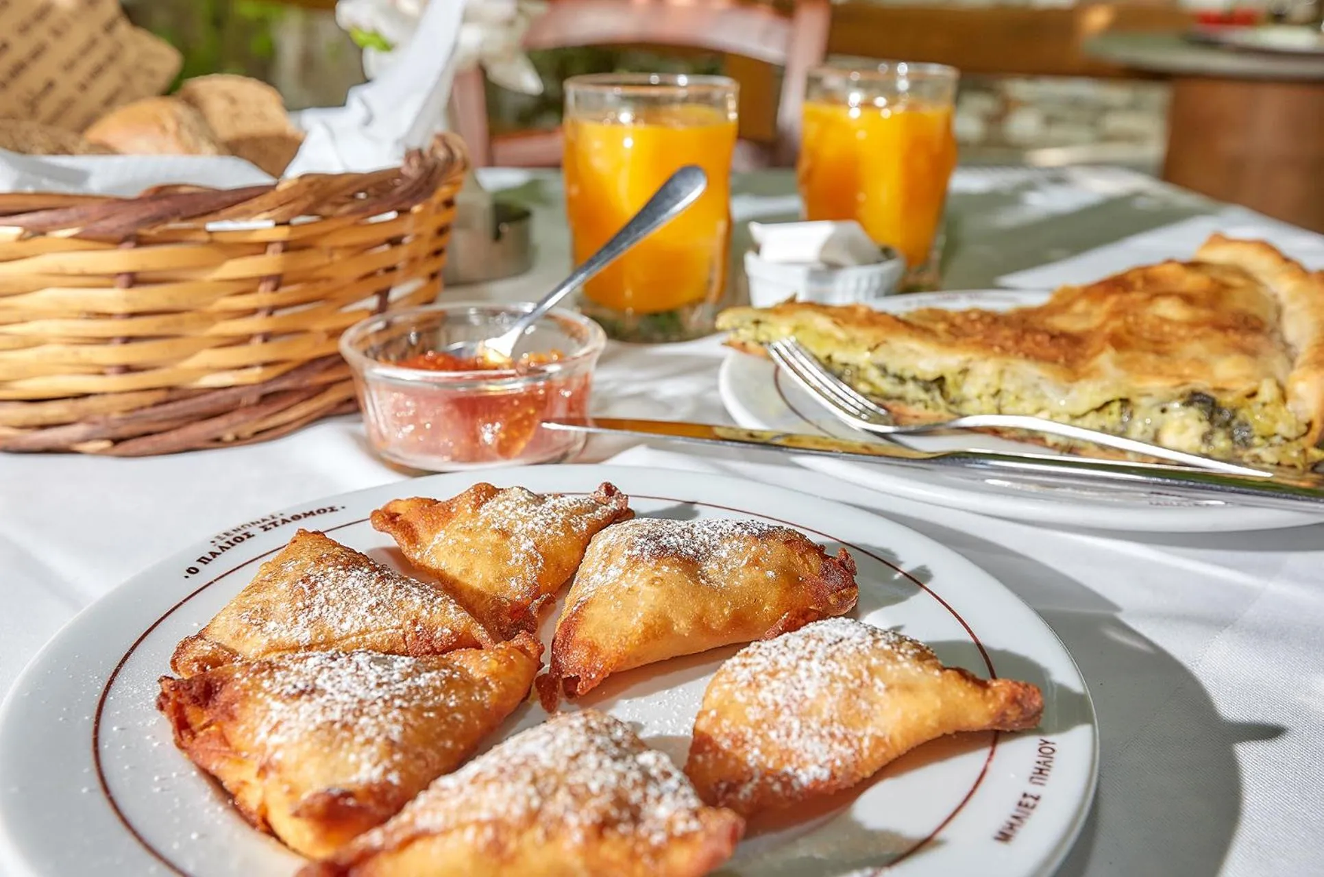 Food and drinks in Palios Stathmos