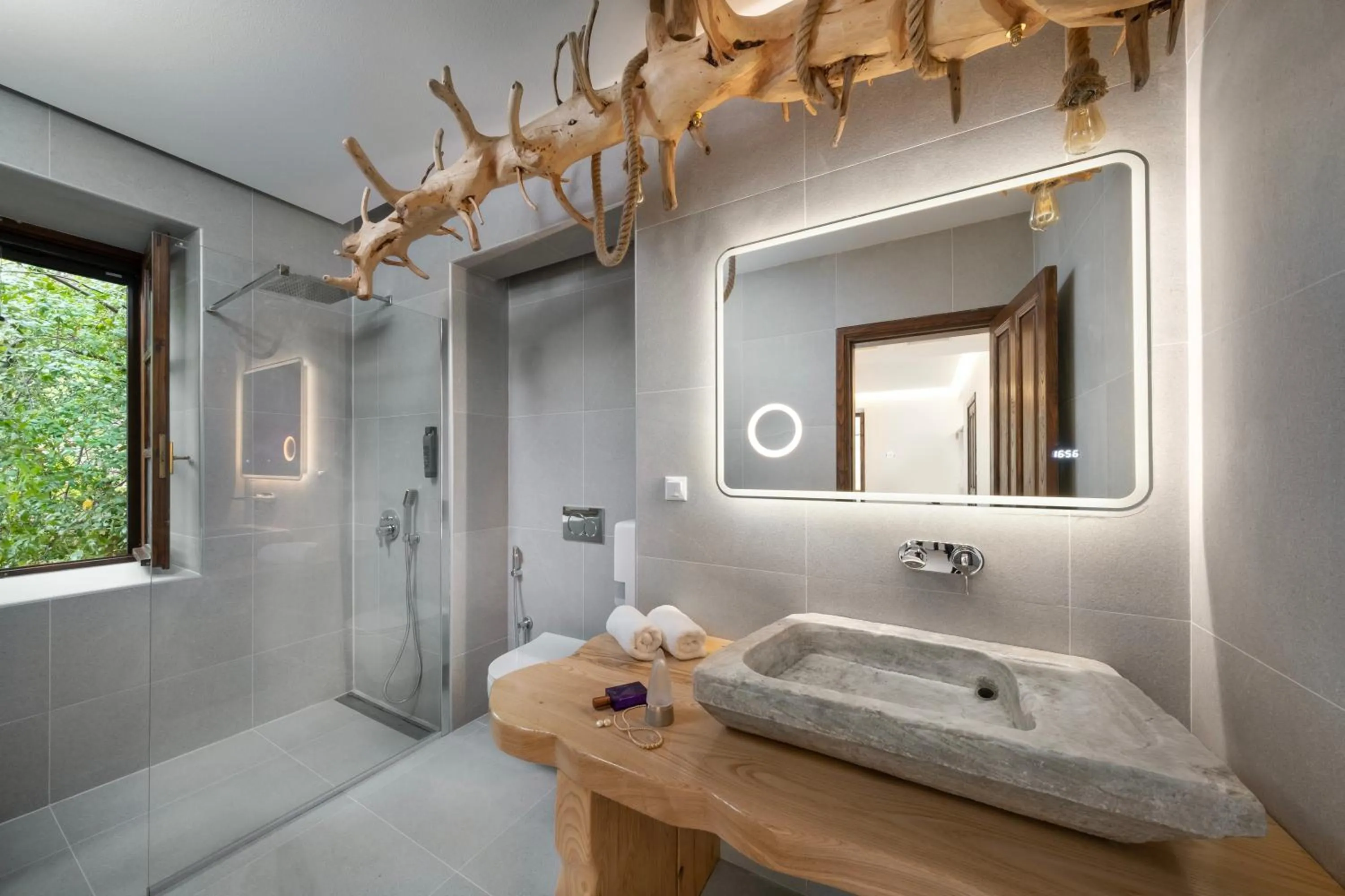 Shower in Palios Stathmos