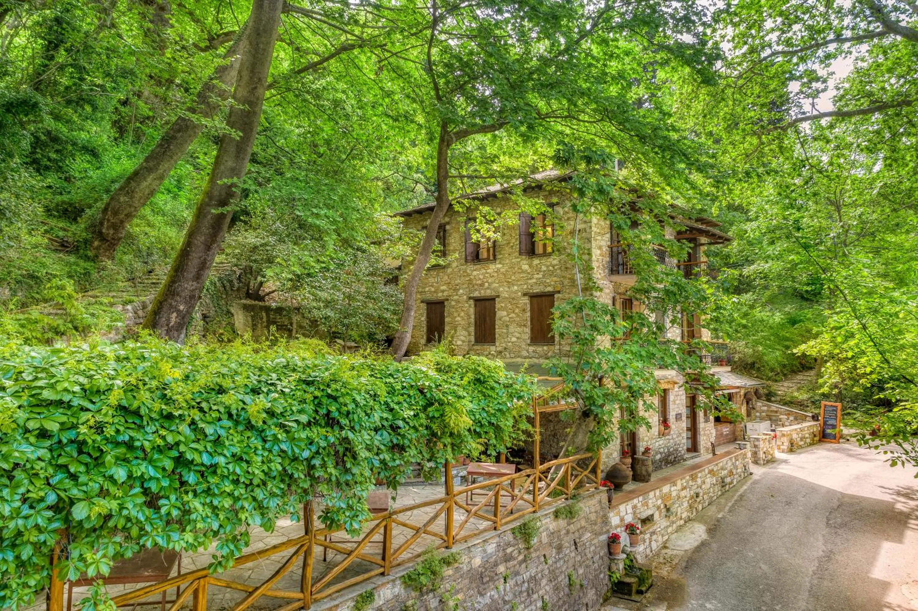 Property building in Palios Stathmos