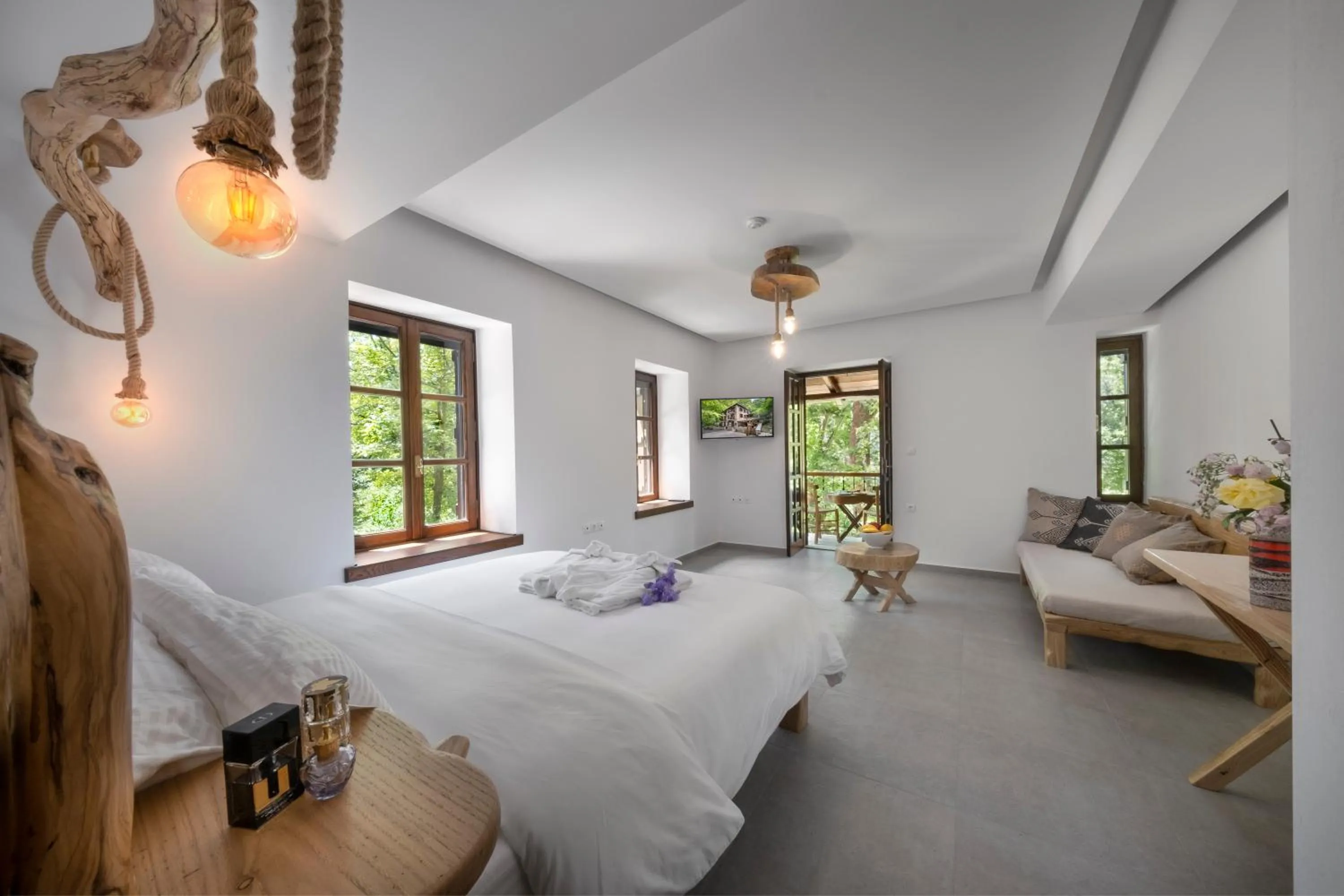 Photo of the whole room, Bed in Palios Stathmos