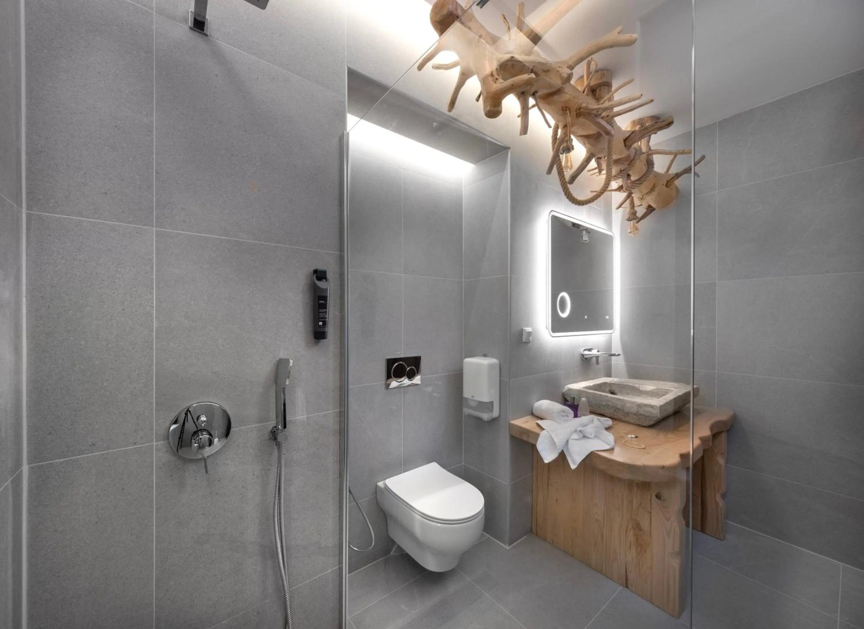 Shower in Palios Stathmos