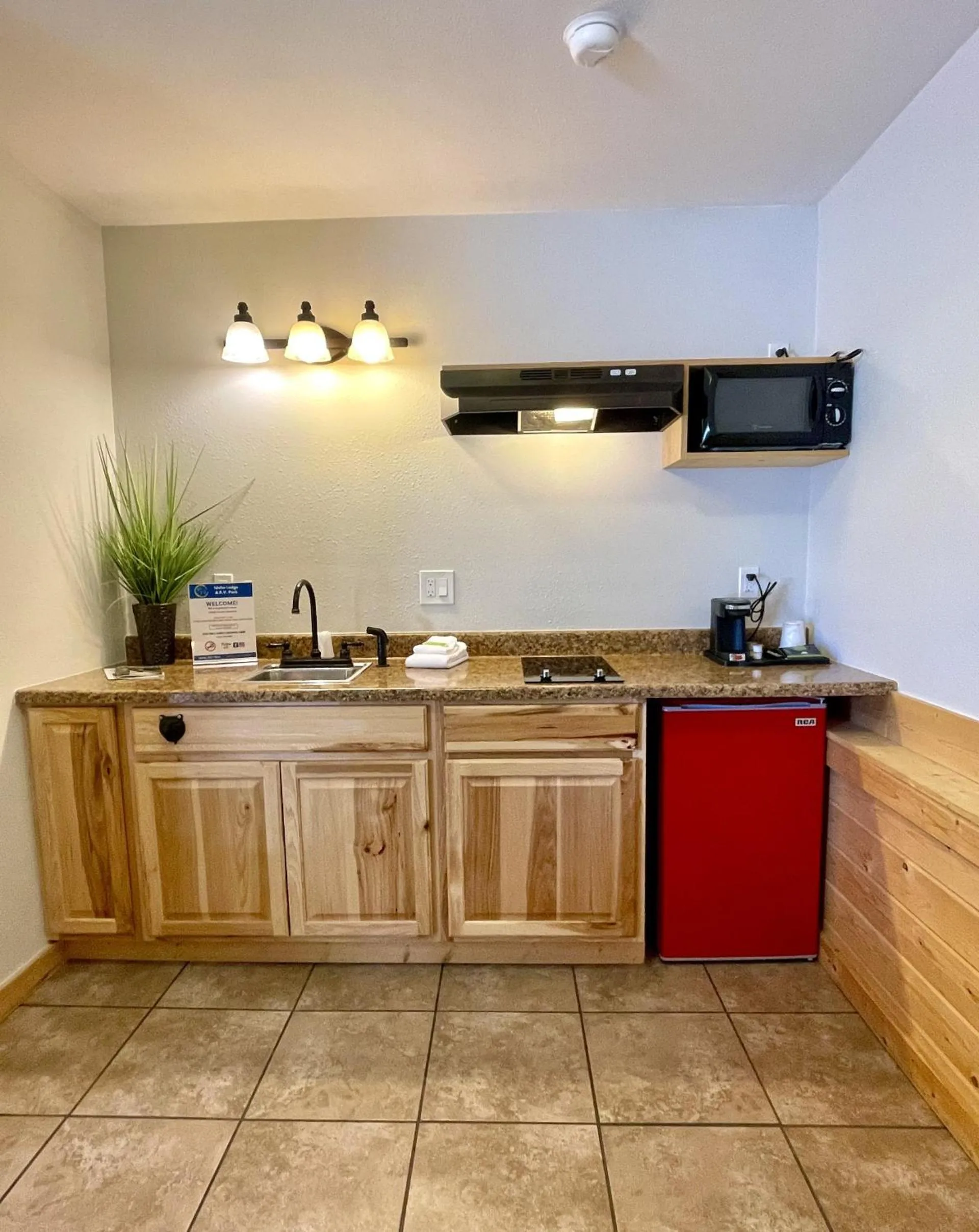 Kitchen or kitchenette in The Idaho Lodge & RV Park