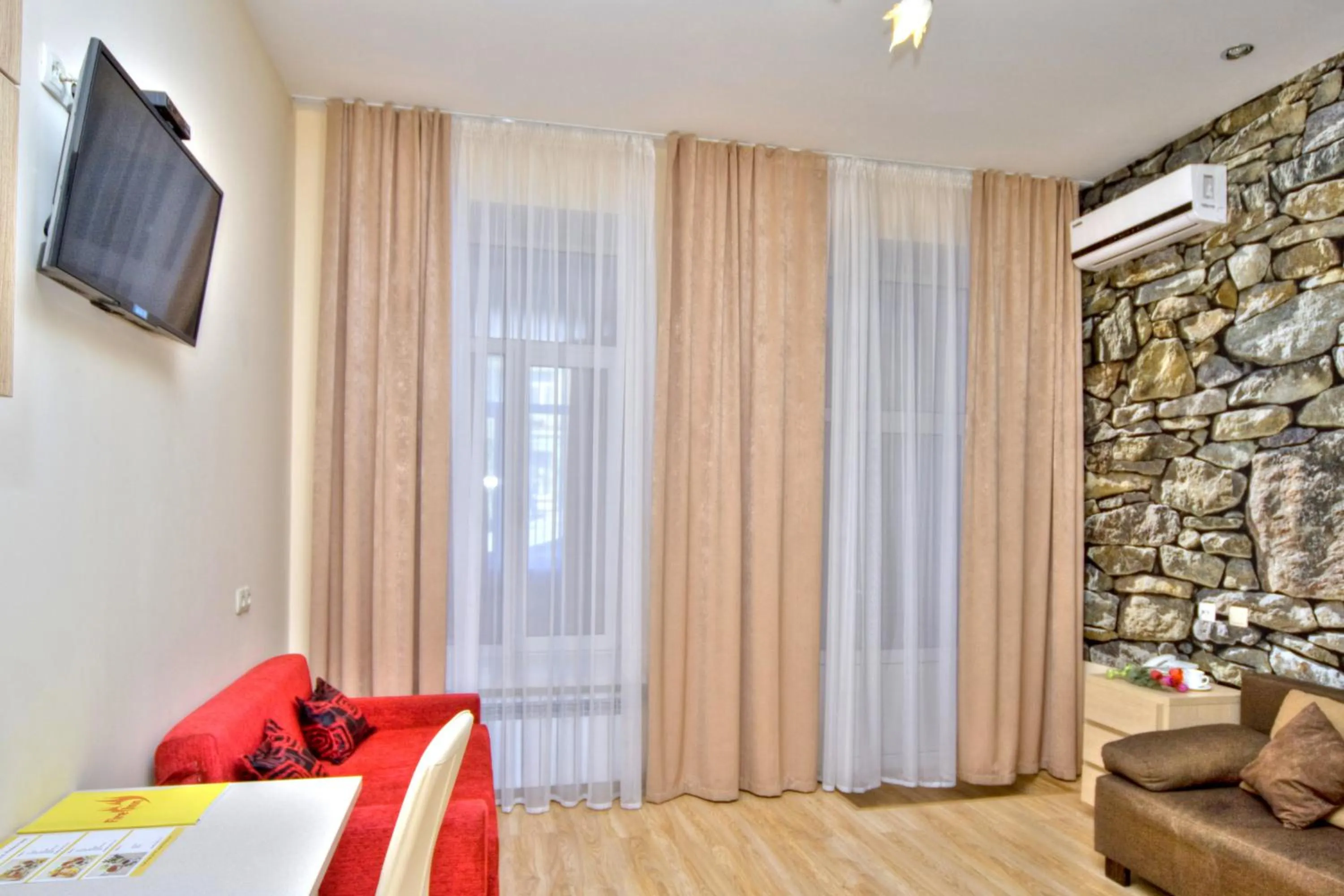 Communal lounge/ TV room in Fire Inn