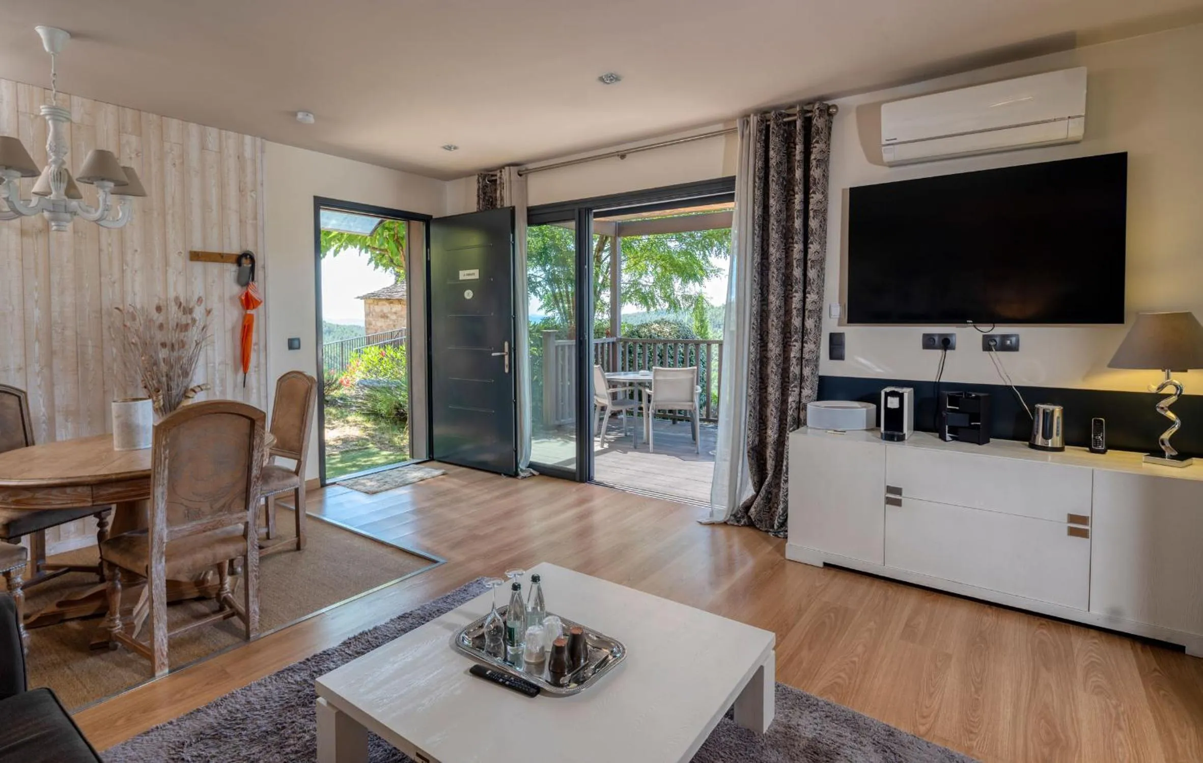 Living room in Domaine de Chalvêches Hôtel SPA 4*