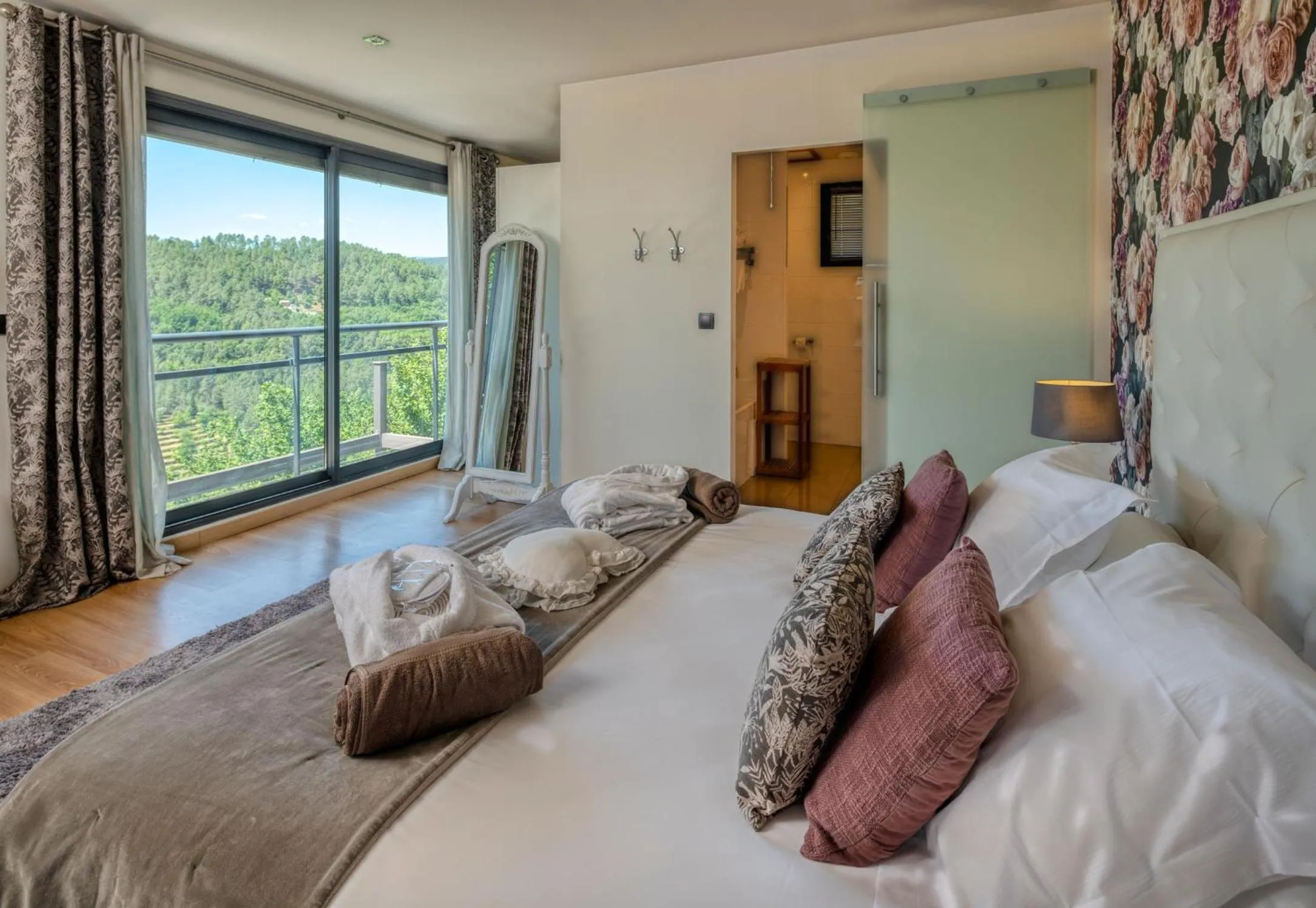 Bed in Domaine de Chalvêches Hôtel SPA 4*