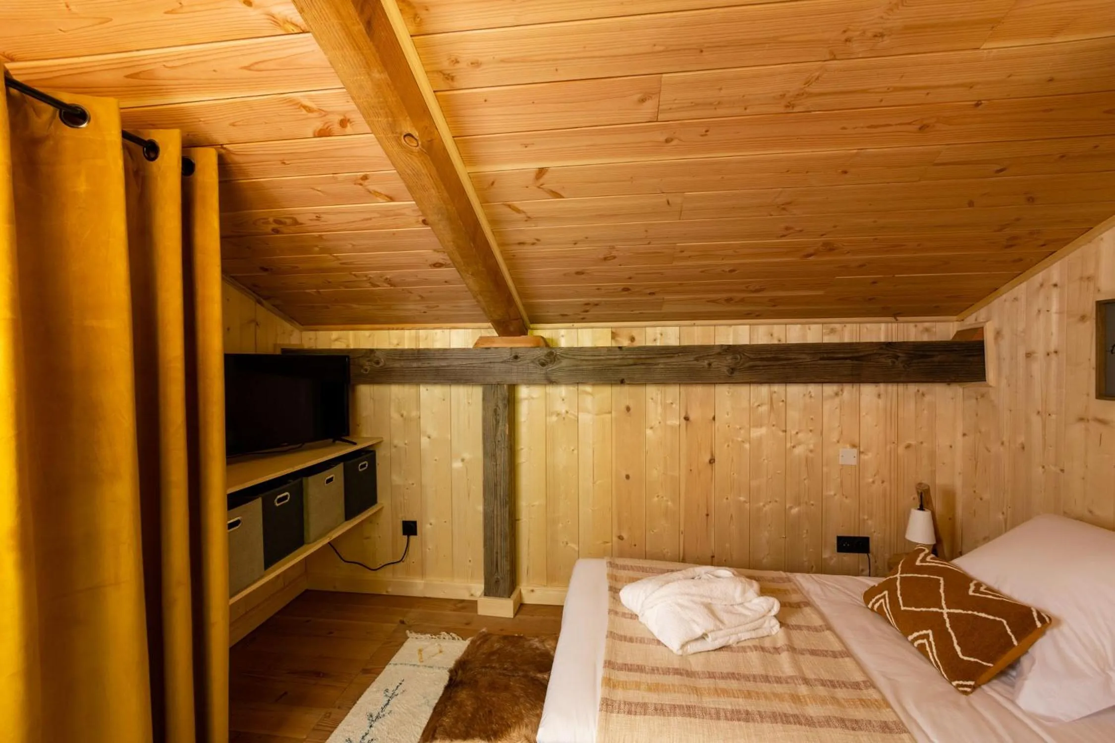 Bed in Domaine de Chalvêches Hôtel SPA 4*