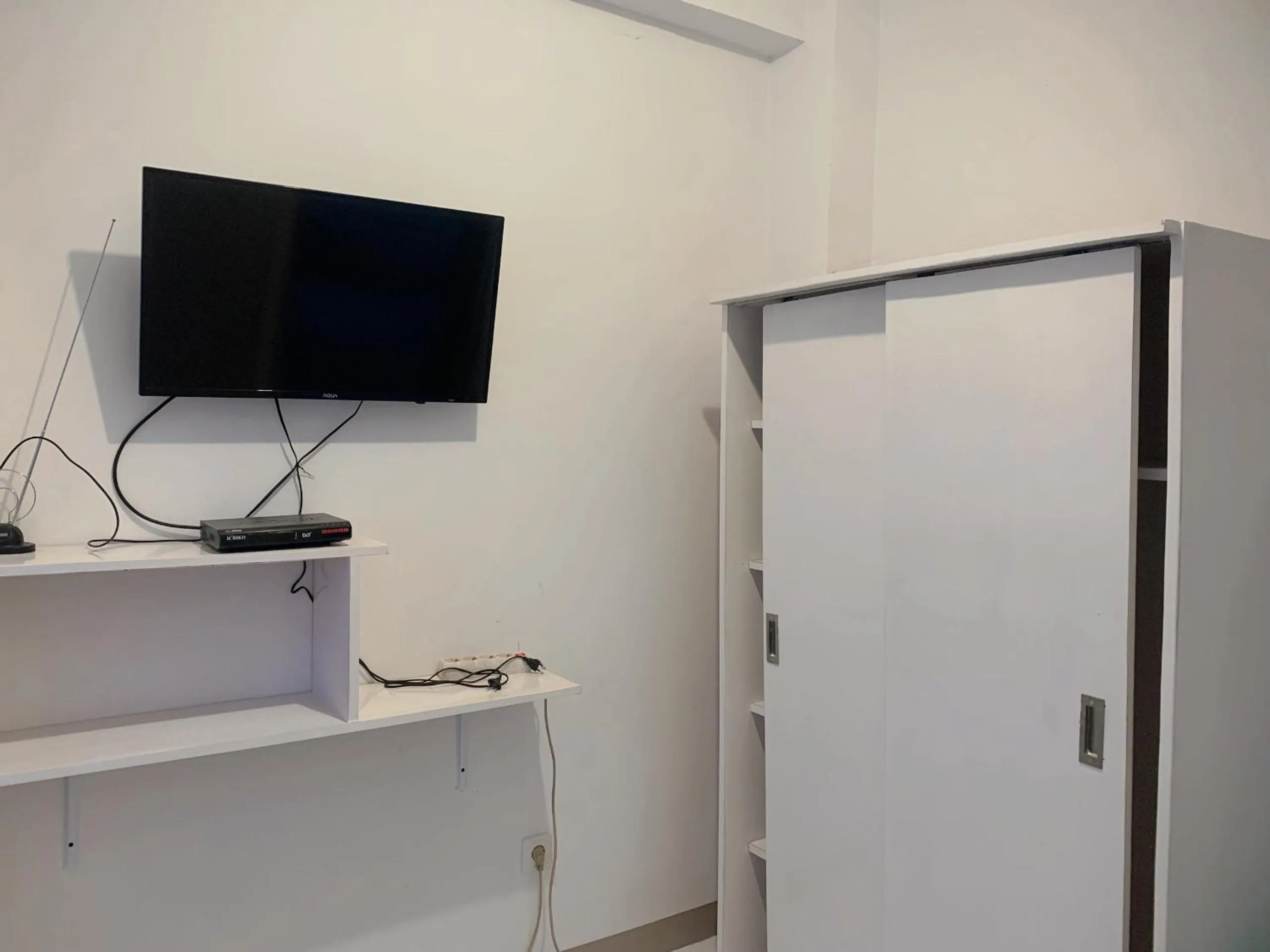 TV and multimedia in Apartemen Tokyo Riverside PIK 2 by Benchmark