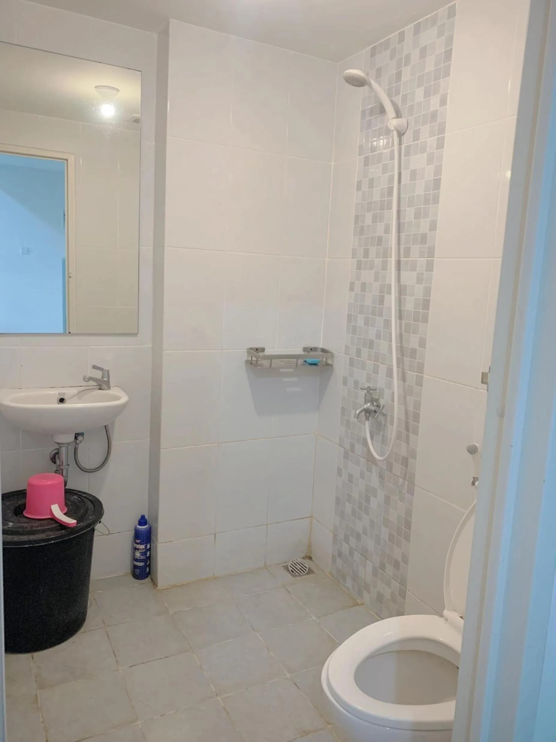 Bathroom in Apartemen Tokyo Riverside PIK 2 by Benchmark