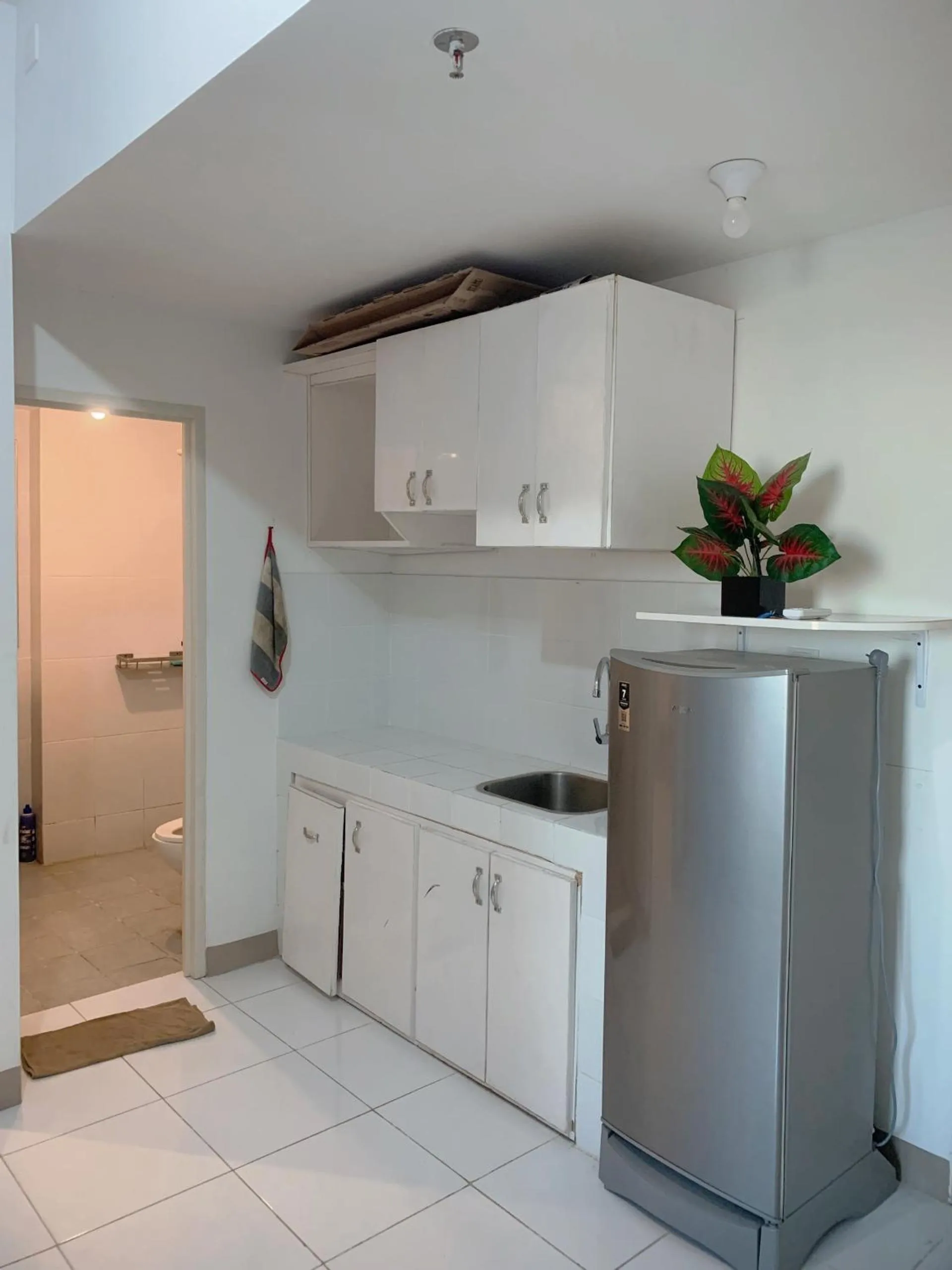 Kitchen or kitchenette in Apartemen Tokyo Riverside PIK 2 by Benchmark