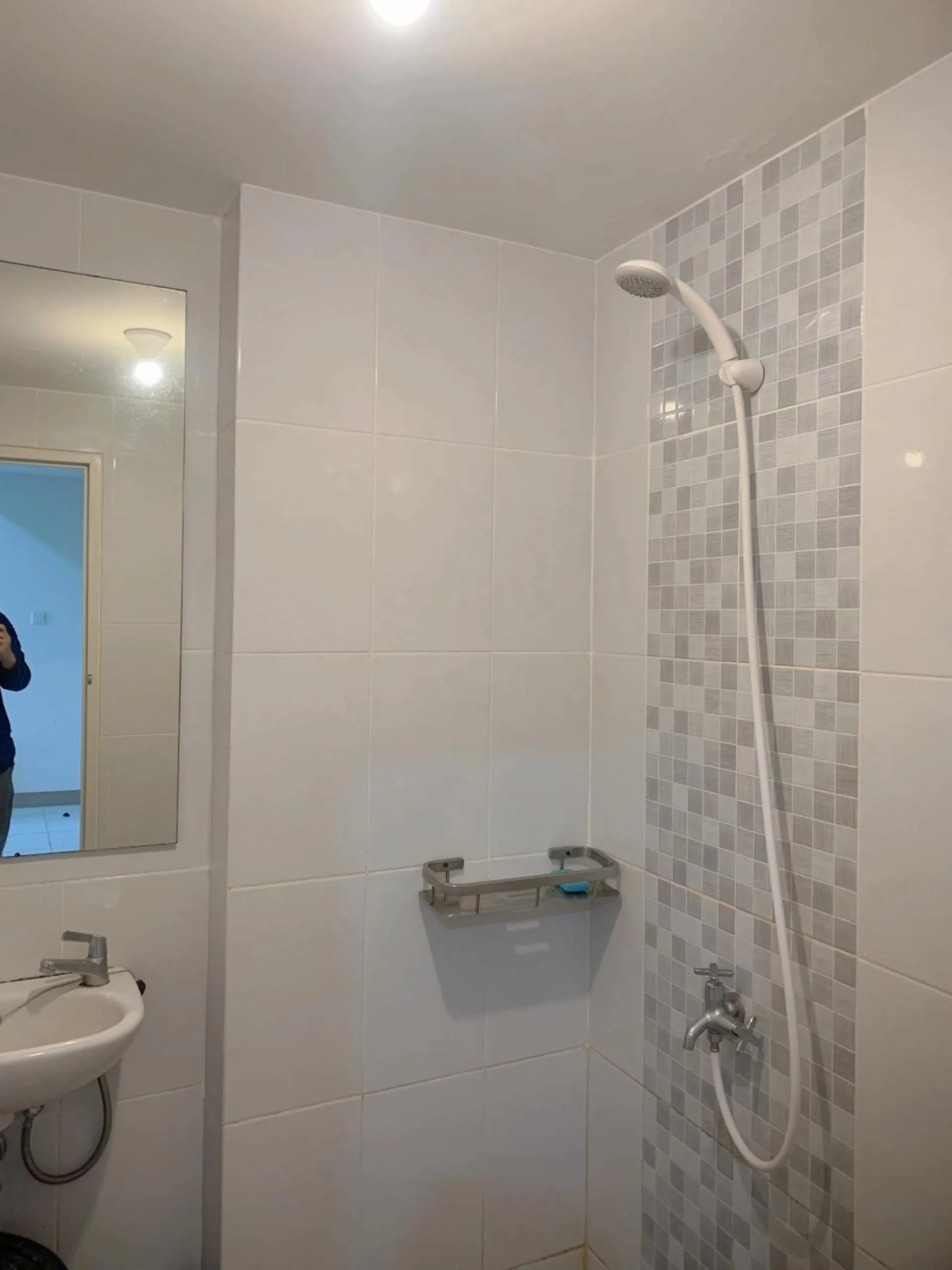 Bathroom in Apartemen Tokyo Riverside PIK 2 by Benchmark