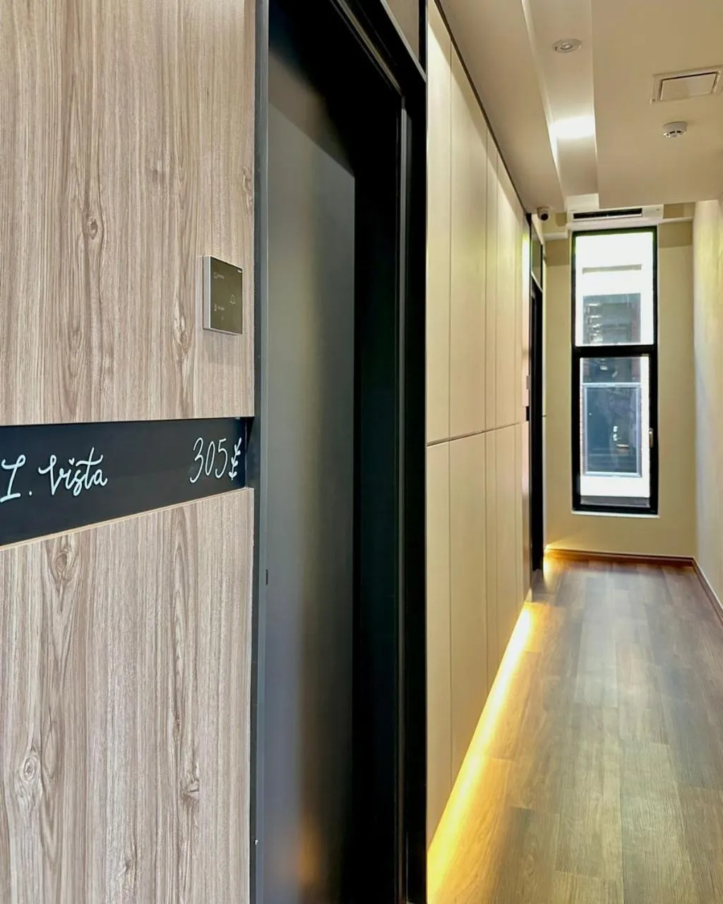 Text overlay in I-VISTA HOTEL