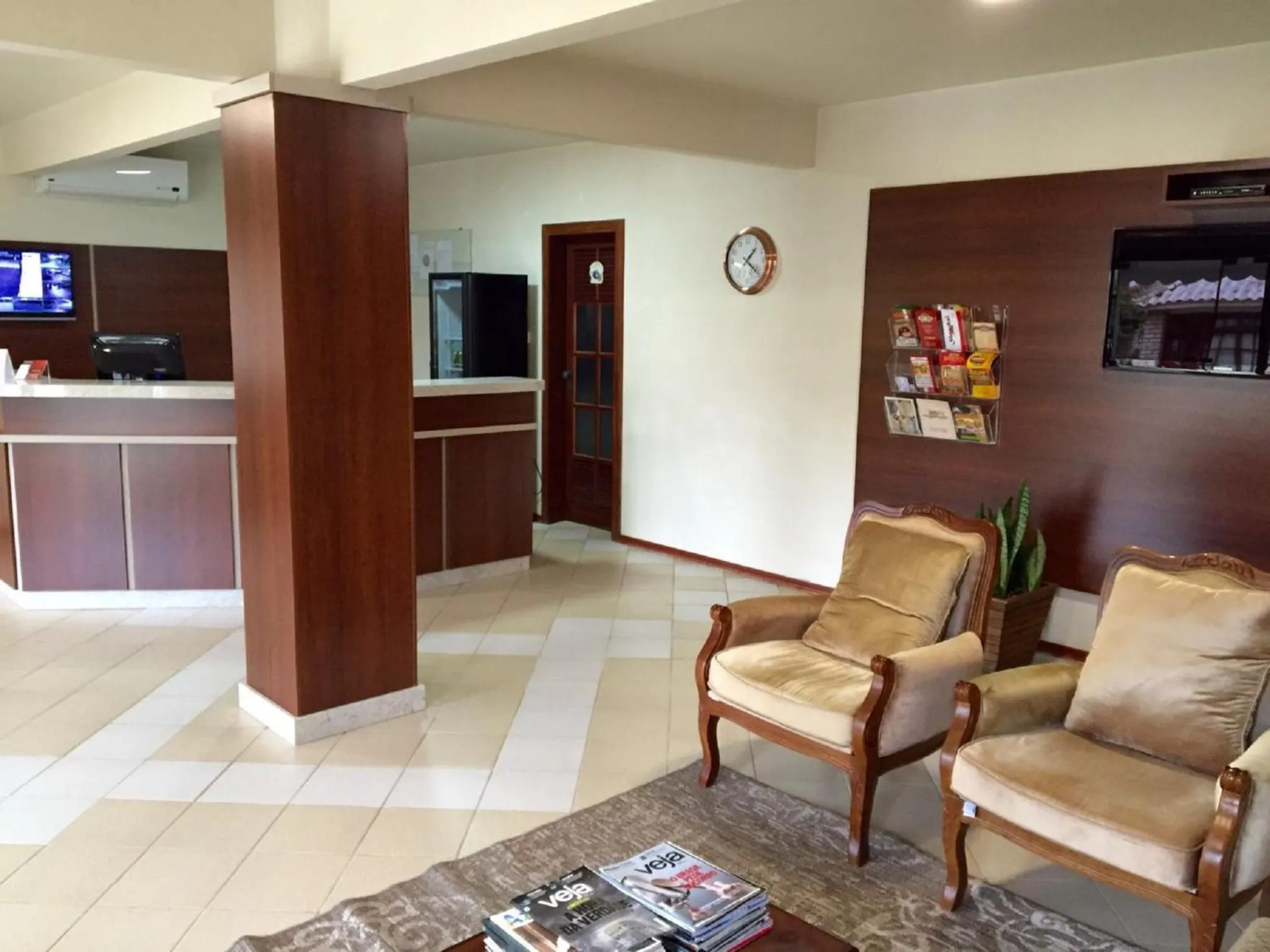 Communal lounge/ TV room in Villa Apart Hotel