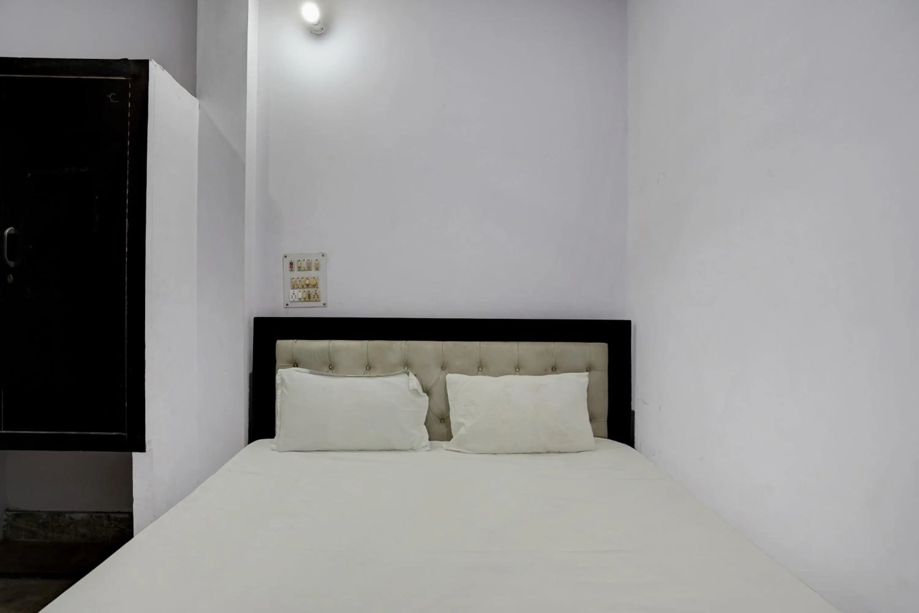 Bedroom in Hotel O The Honirav Hotel