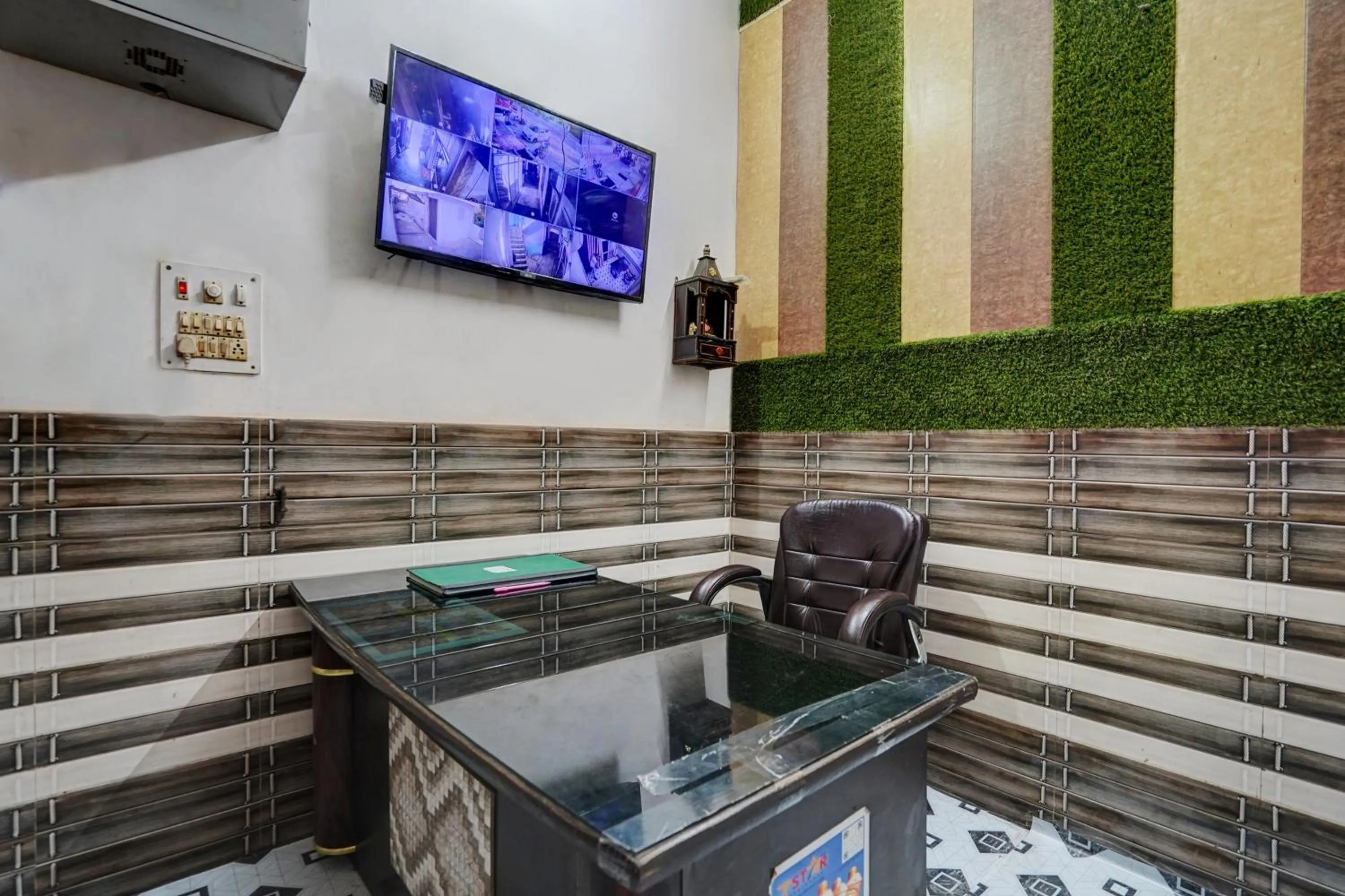 Lobby or reception in Hotel O The Honirav Hotel