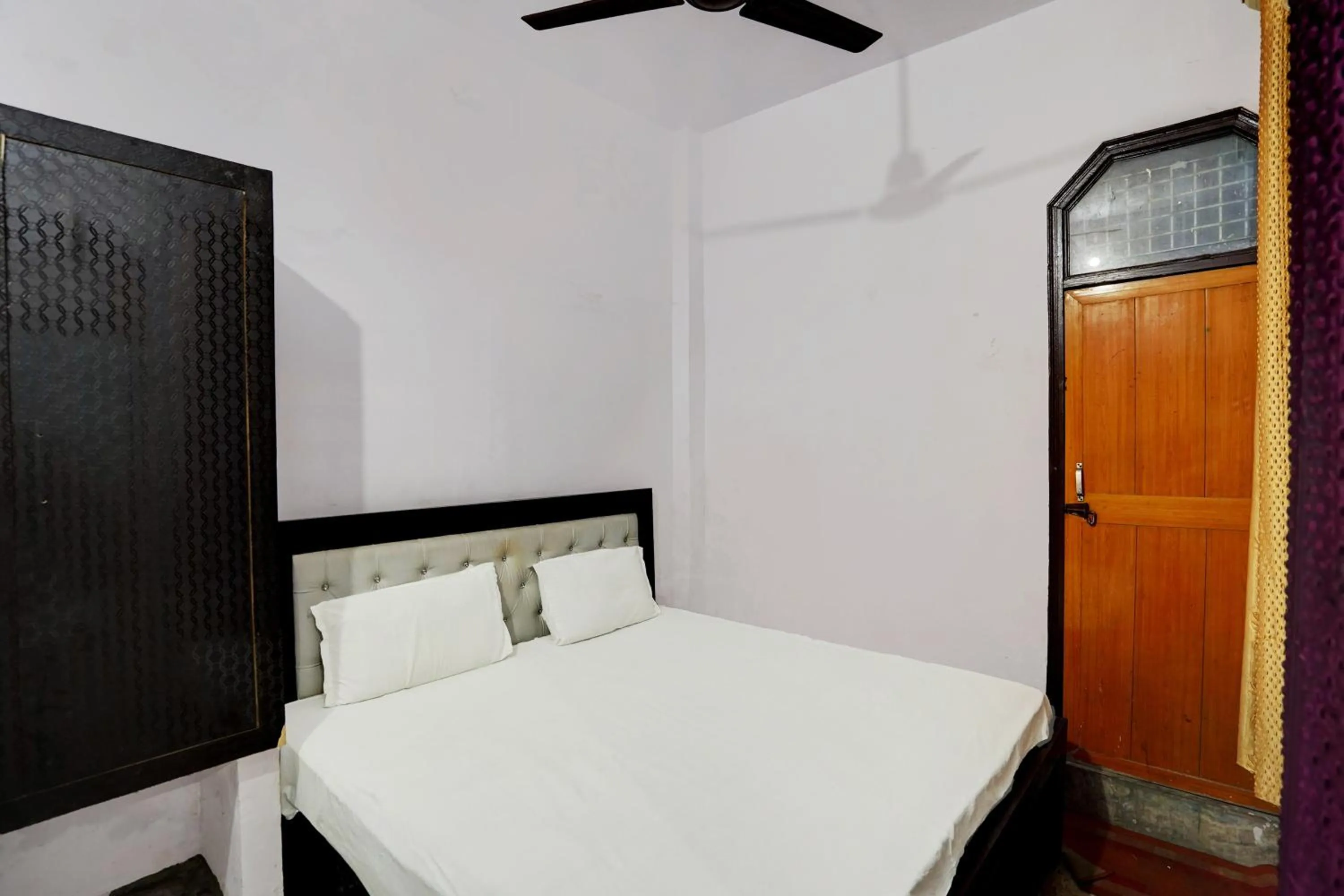 Bedroom in Hotel O The Honirav Hotel