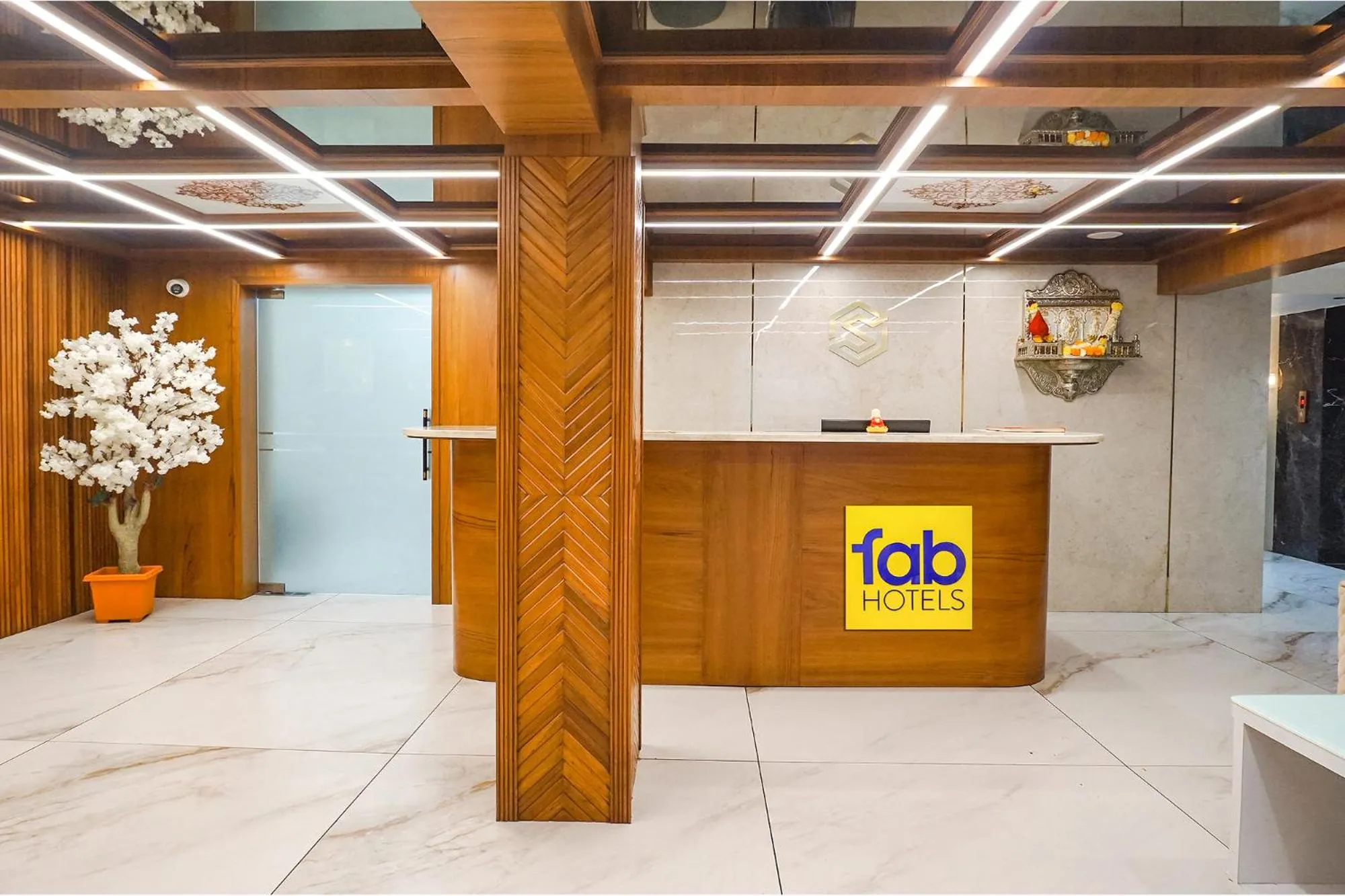 Lobby or reception in FabHotel Prime Shourya Residency - Nr Maharshi Karve Museum