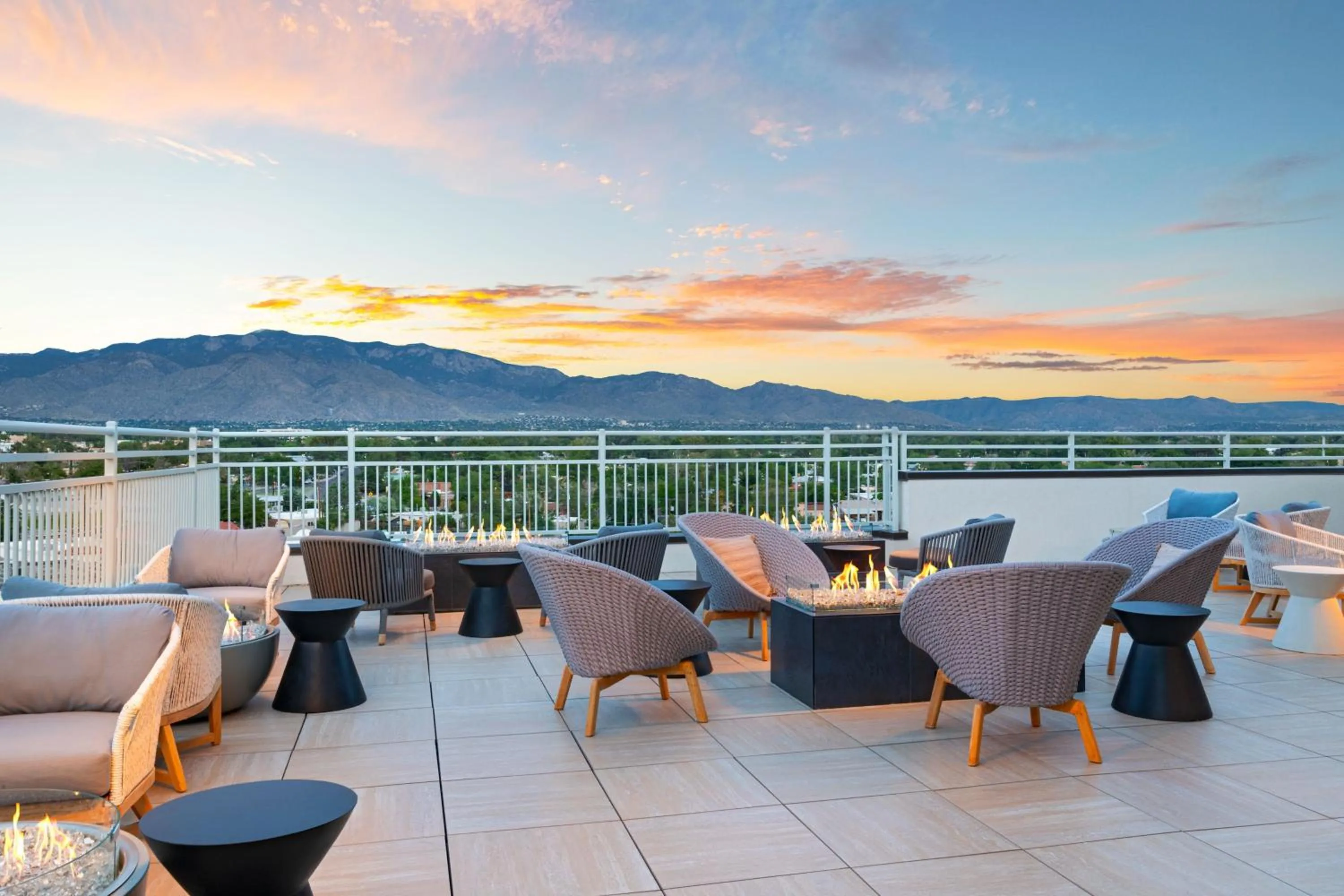 Restaurant/places to eat in Element Albuquerque Uptown