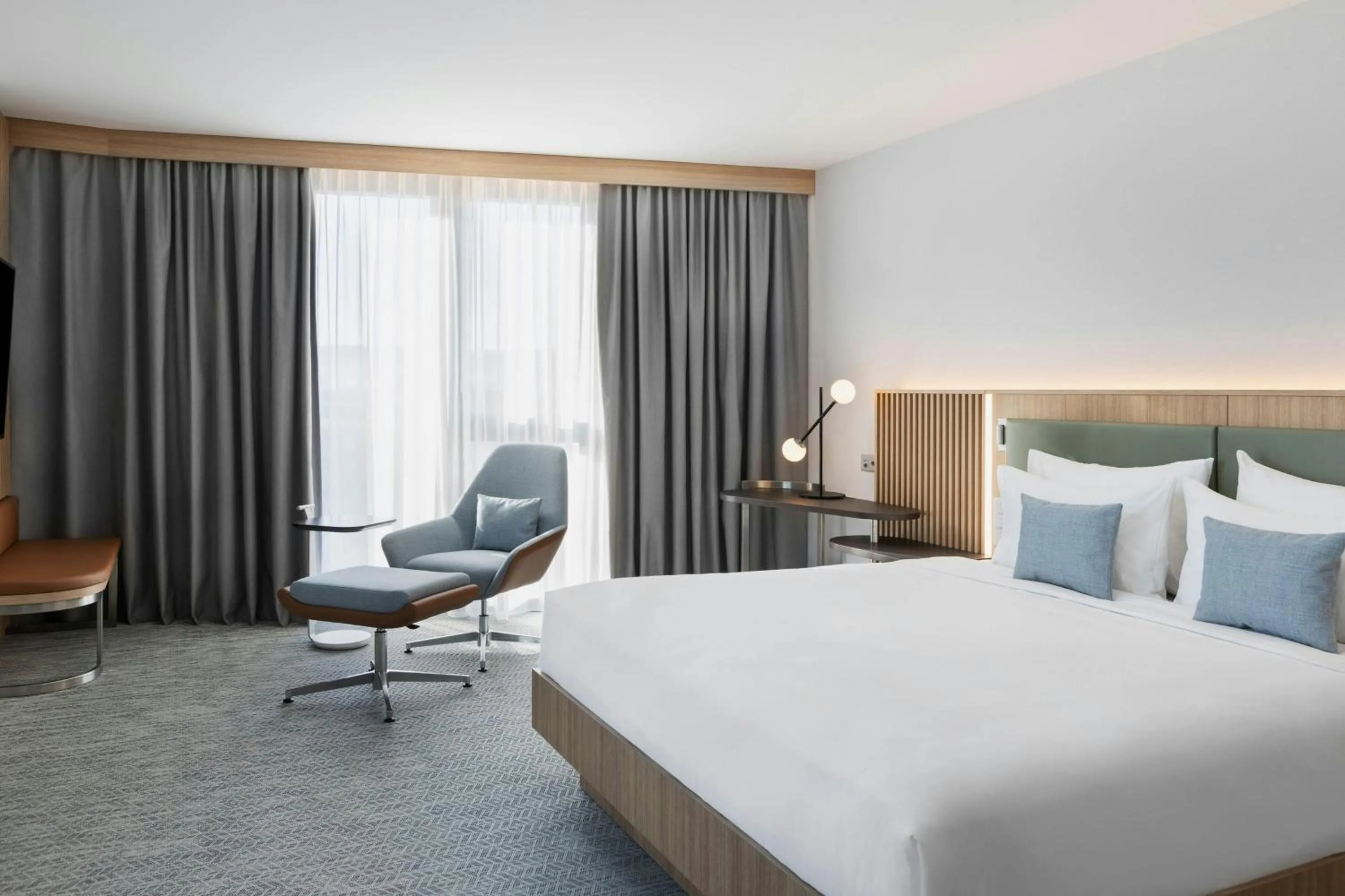 Photo of the whole room, Bed in Courtyard by Marriott Biel Bienne