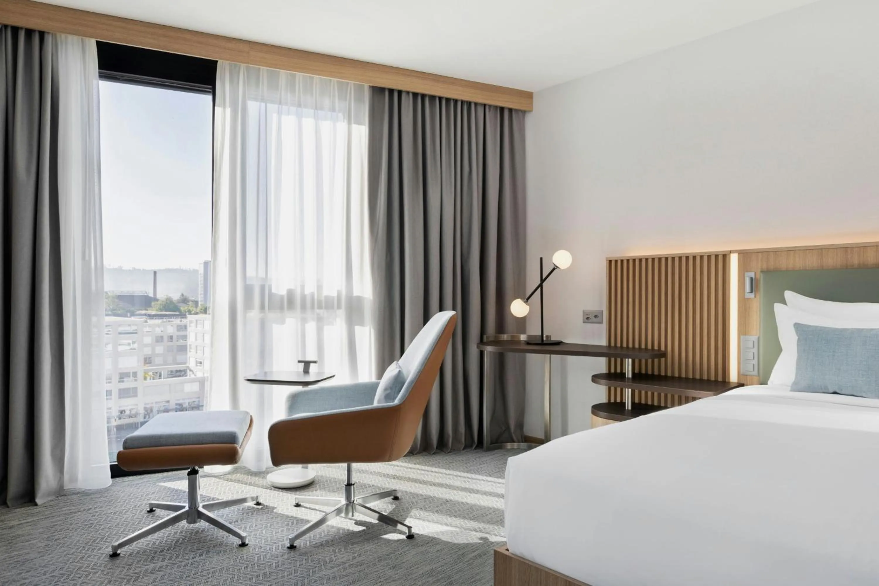 Photo of the whole room, Bed in Courtyard by Marriott Biel Bienne