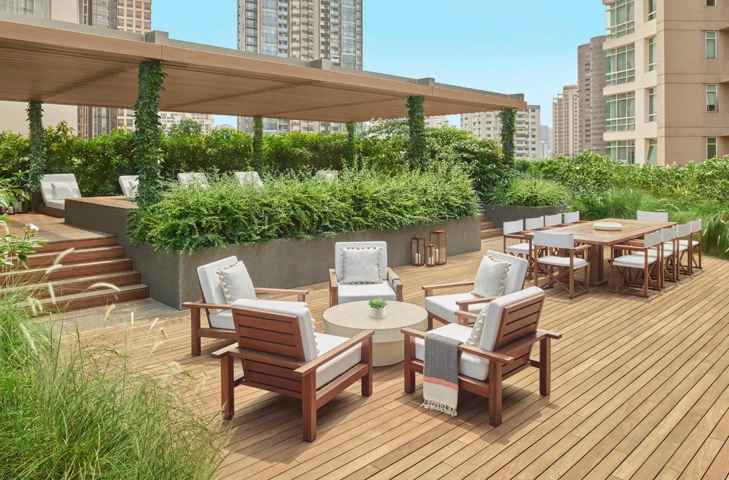 Balcony/Terrace in The Singapore EDITION