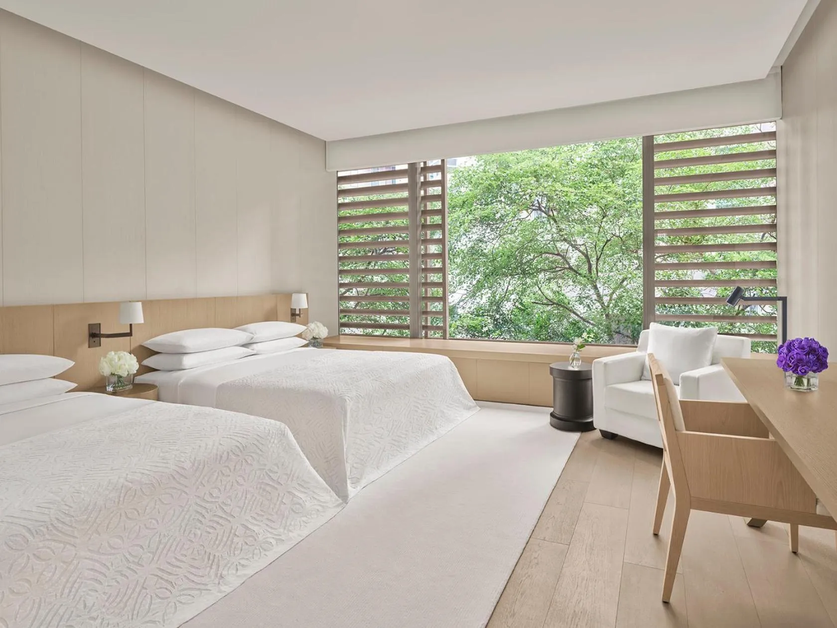 Seating area, Bed in The Singapore EDITION