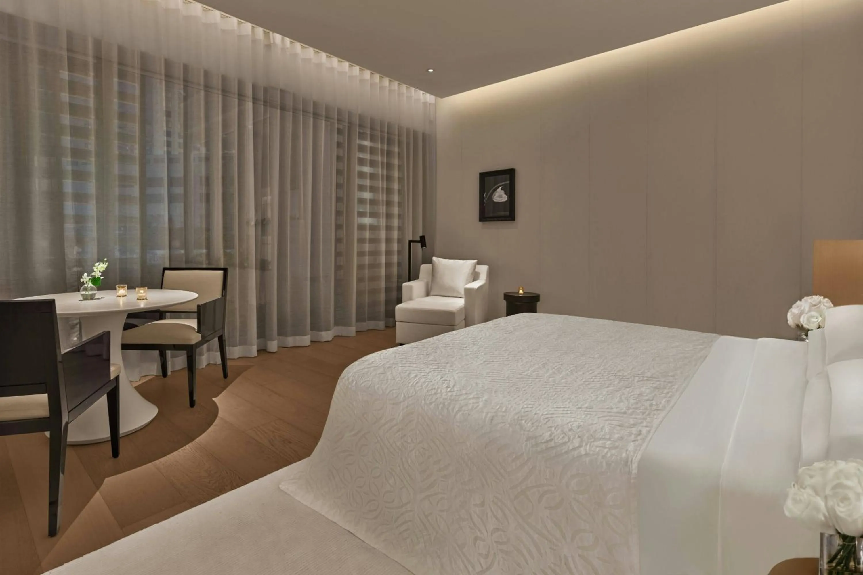 Photo of the whole room, Bed in The Singapore EDITION