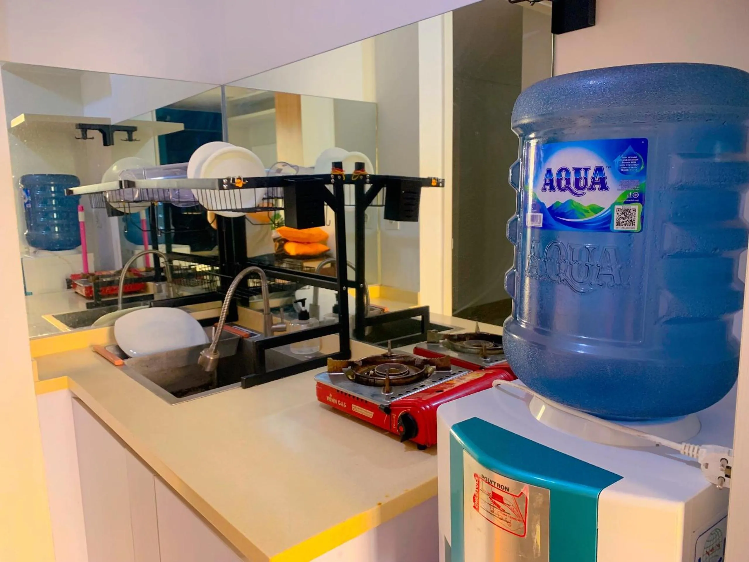 Kitchen or kitchenette in Apartemen Poris 88 by Benchmark