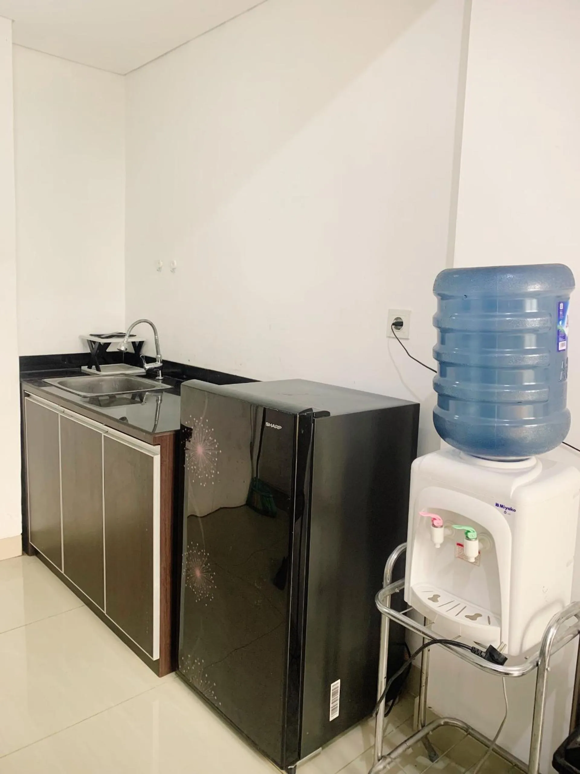 Kitchen or kitchenette in Apartemen Poris 88 by Benchmark