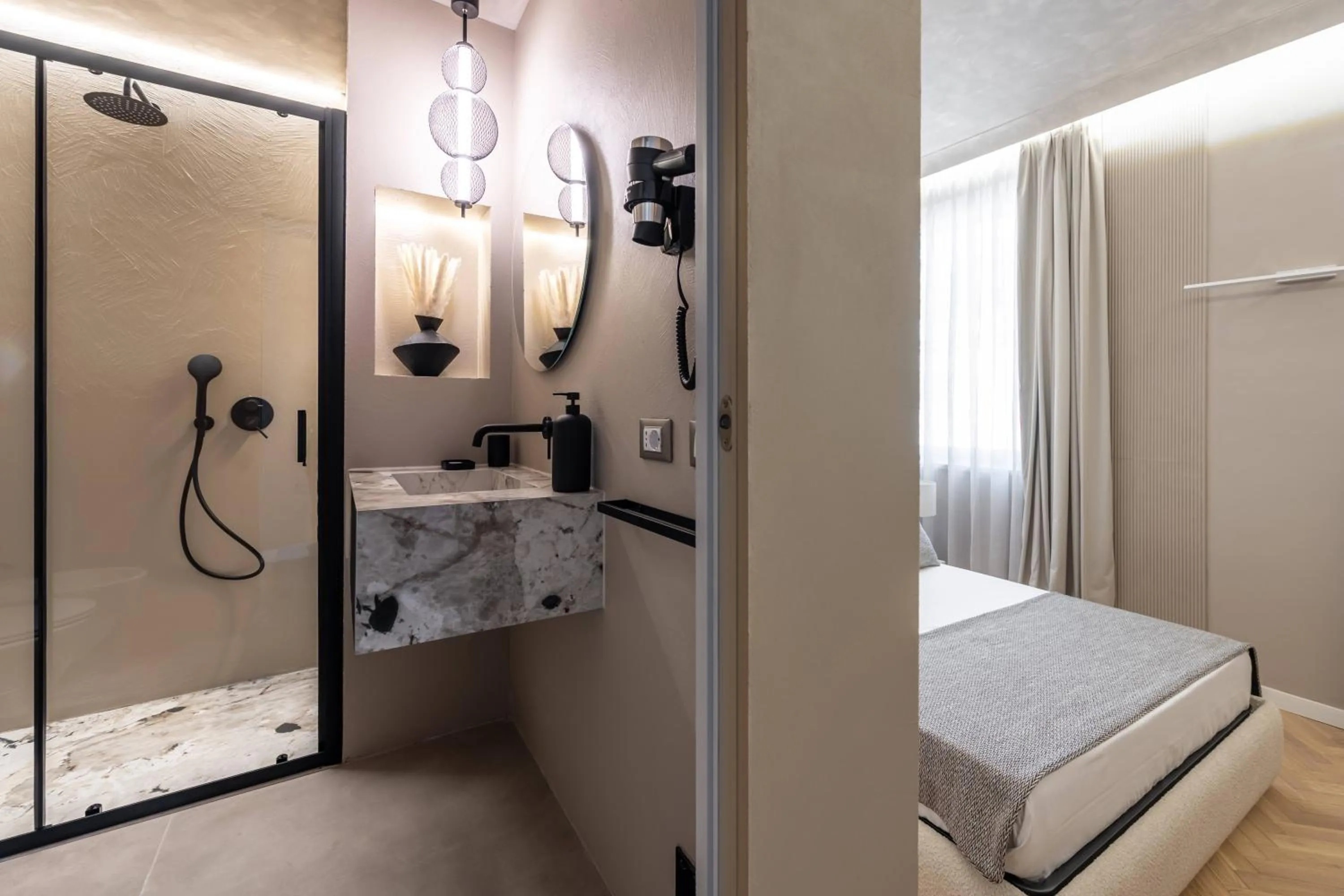 Shower, Bed in Duomo Collection