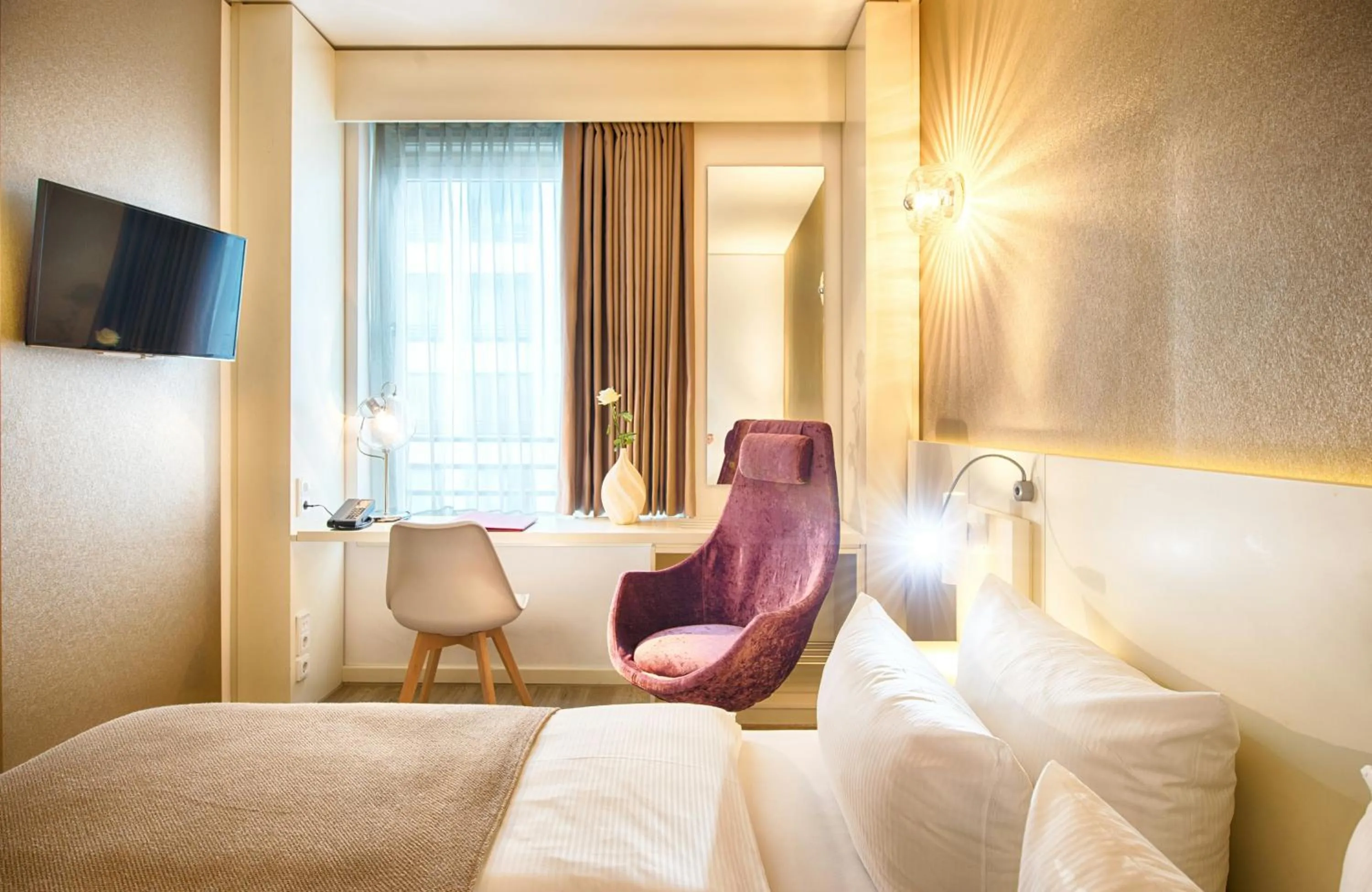 Photo of the whole room, Bed in Leonardo Hotel Berlin Mitte